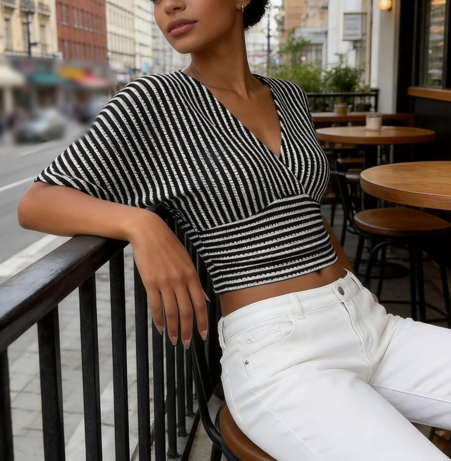 Camiseta Casual de Mujer a Rayas, con Cuello en V Cruzado, Manga murciélago Corta y Pliegues; Top de Verano Ideal para Vacaciones