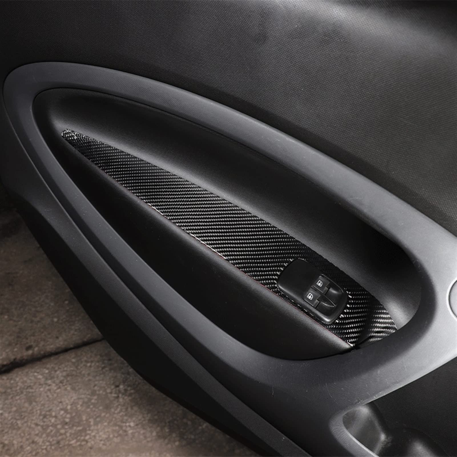 Mejora el look urbano de tu coche con la pegatina de fibra de carbono