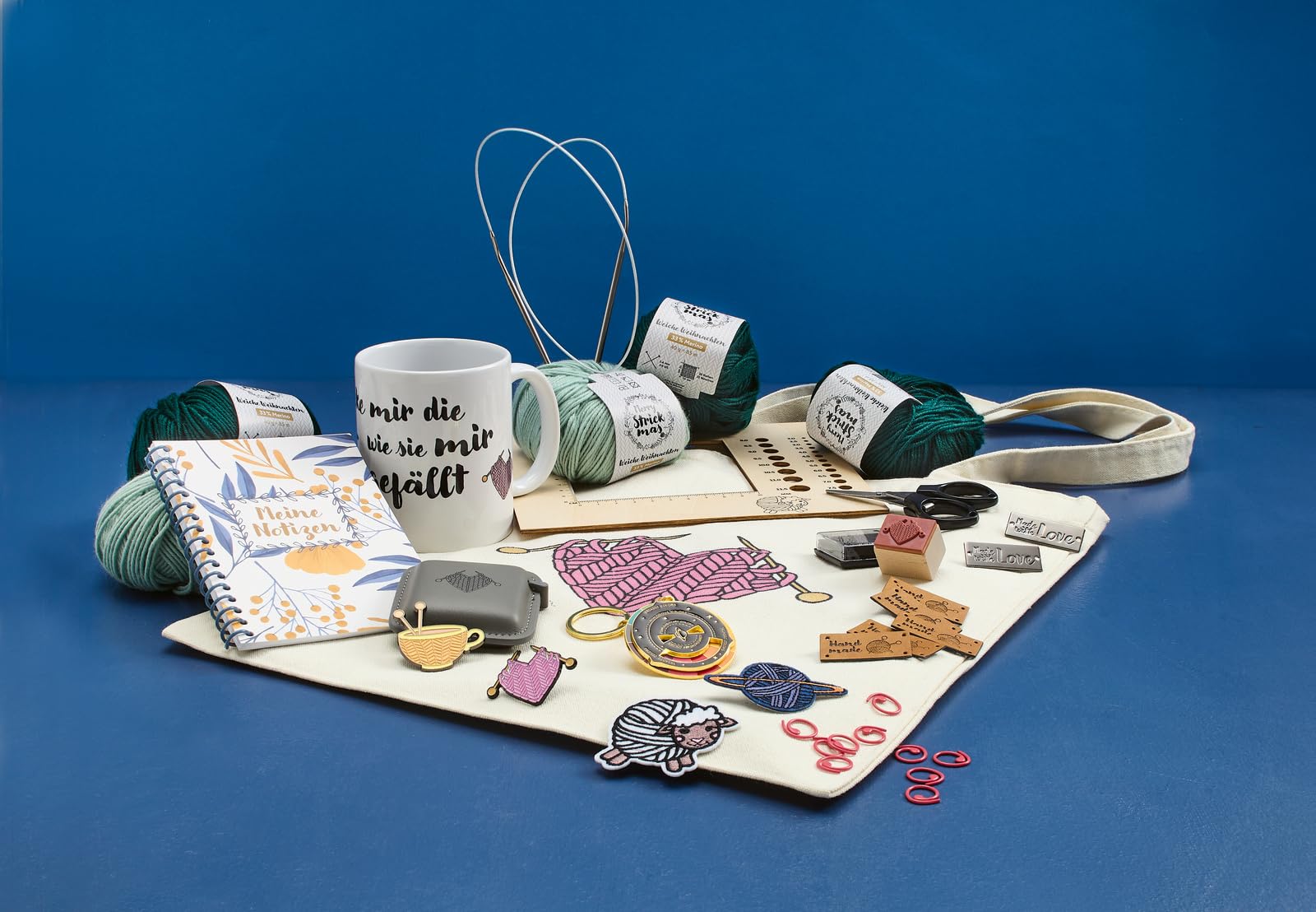 Merry Strickmas-Der Strick-Adventskalender:Mit süßen Accessoires und Zubehör fürs Stricken sowie einer ausführlichen Schritt-für-Schritt-Anleitung und passendem Material für dein neues Lieblingsstück.