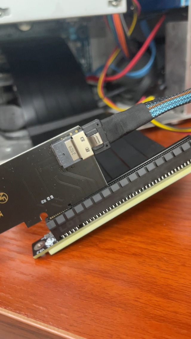 Slimline SFF-8654 4i to SFF-8639 U.2 SSD Data Cable, 0.5M/1M Length, Ideal for P3600/P3700 NVMe SSDs & SATA Power Connection Slimline SFF-8654 4i to SFF-8639 U.2 SSD Data Cable, 0.5M/1M Length, Ideal for P3600/P3700 NVMe SSDs & SATA Power Connection