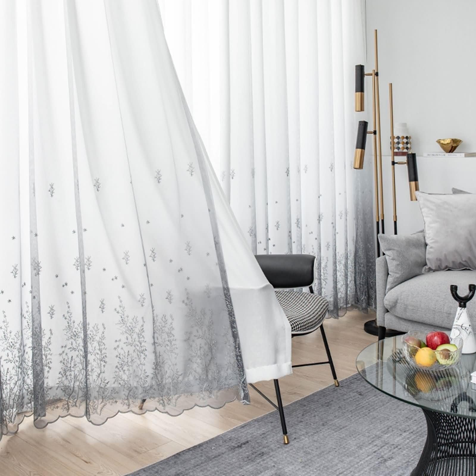 Rideau voilage de chambre blanc et gris pour bloquer les regards indiscrets