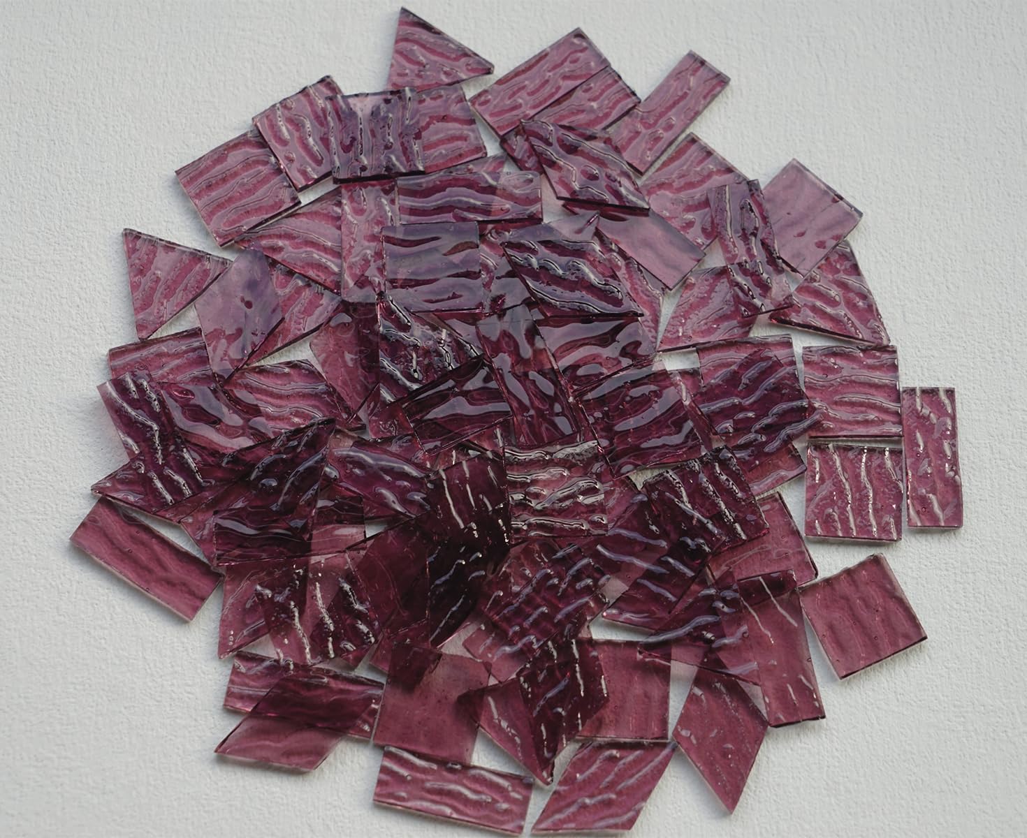 CHICSHIS 4 Shapes Large Transparent Glass Mosaic Tiles, 200G Textured Mosaic Glass Tiles for DIY Mosiac Crafts, 70pcs Stained Glass Tiles for Glass on Glass Project, Violet Purple