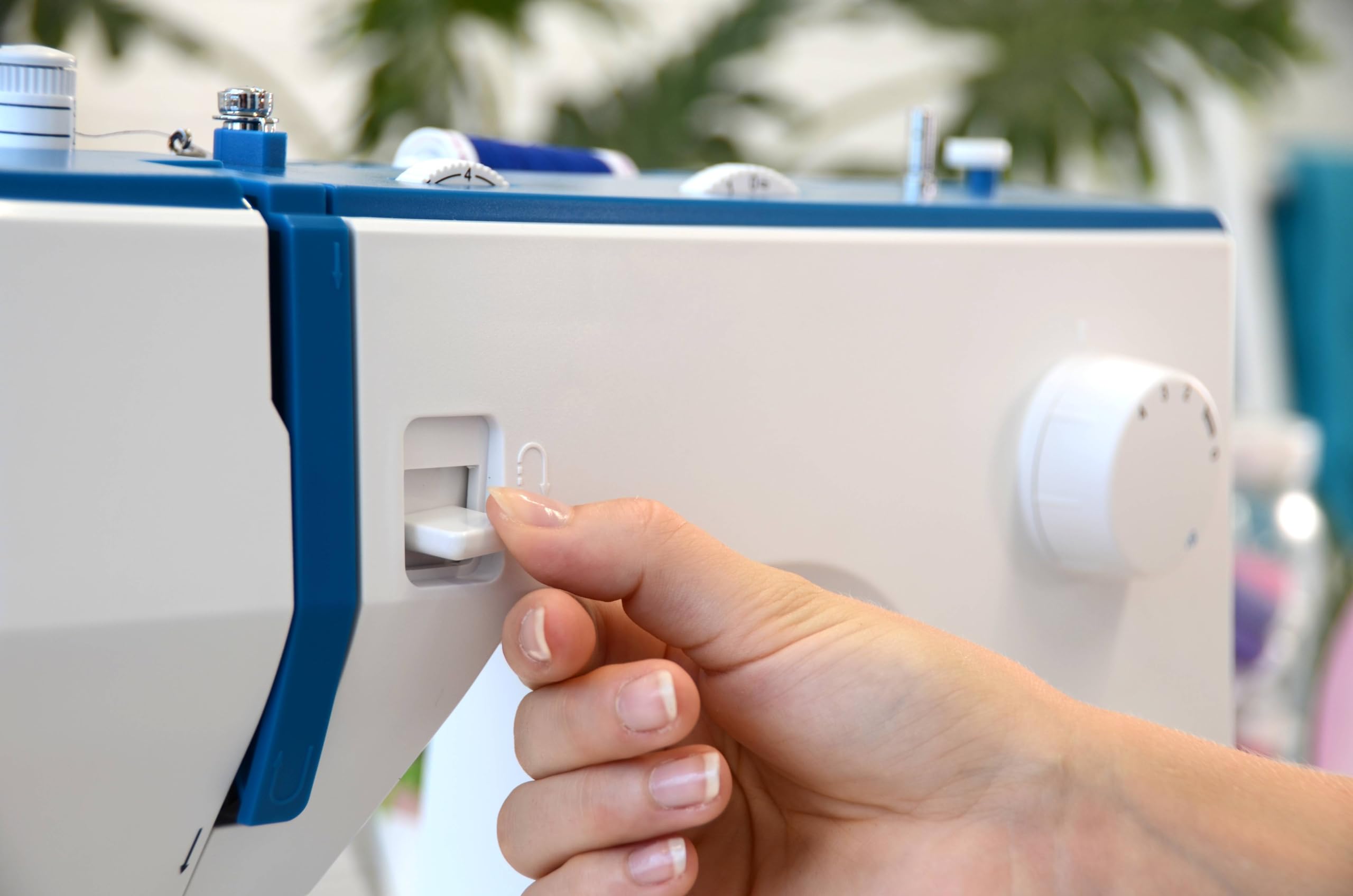 bernette sew&go 5 - Freiarm Nähmaschine, einfache Bedienung, Einfädelhilfe, Fadenabschneider, 23 Nähprogramme, 4 Nähfüße, Stichlänge/Stichbreite/Nähfußdruck einstellbar