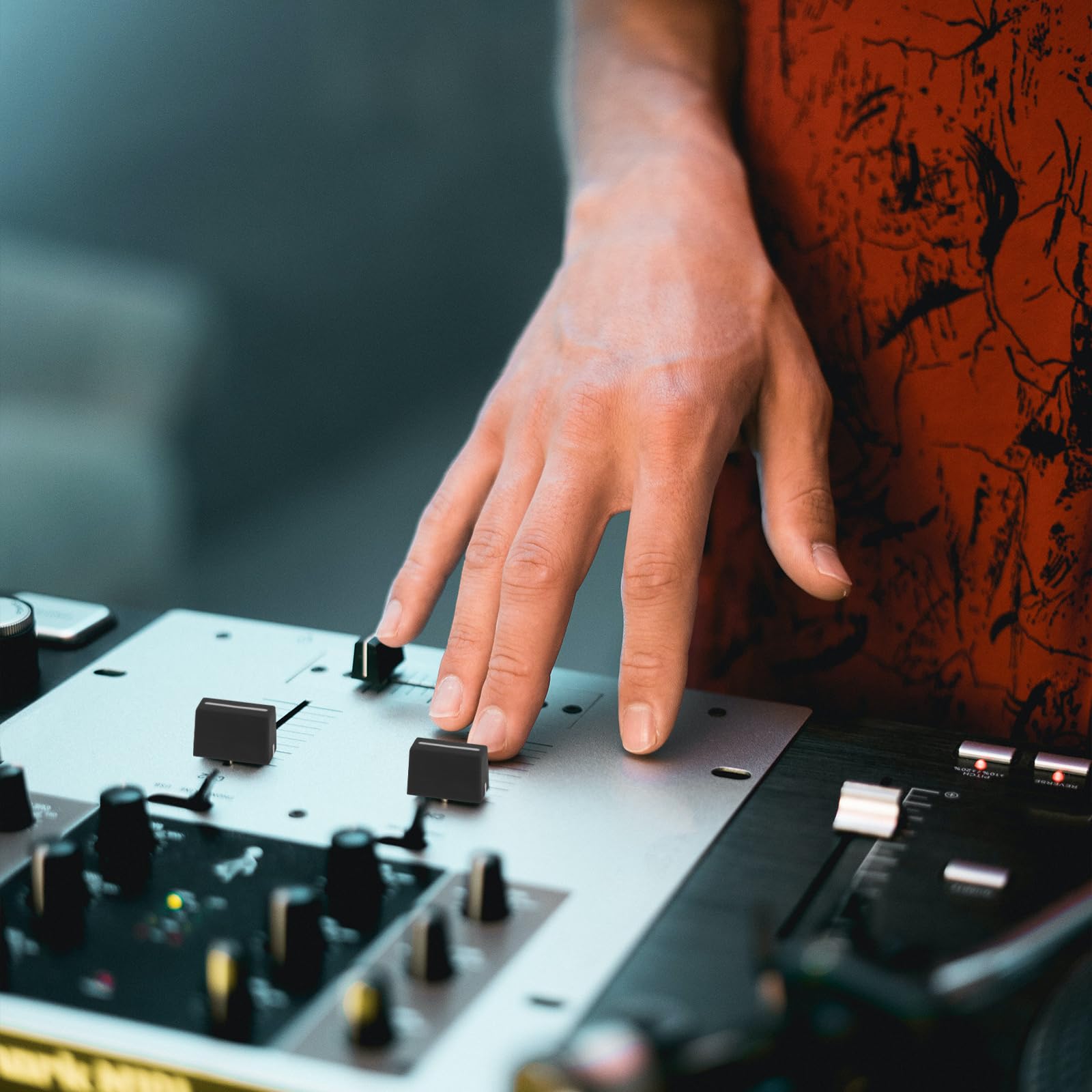 VICASKY 5 Pièces Capuchon du Fader du Mixeur Bouton du Potentiomètre Remplacement du Curseur du Fader Boutons De Fader Curseur Curseur Accessoires De Mélangeur Mixer Caoutchouc Diaporama