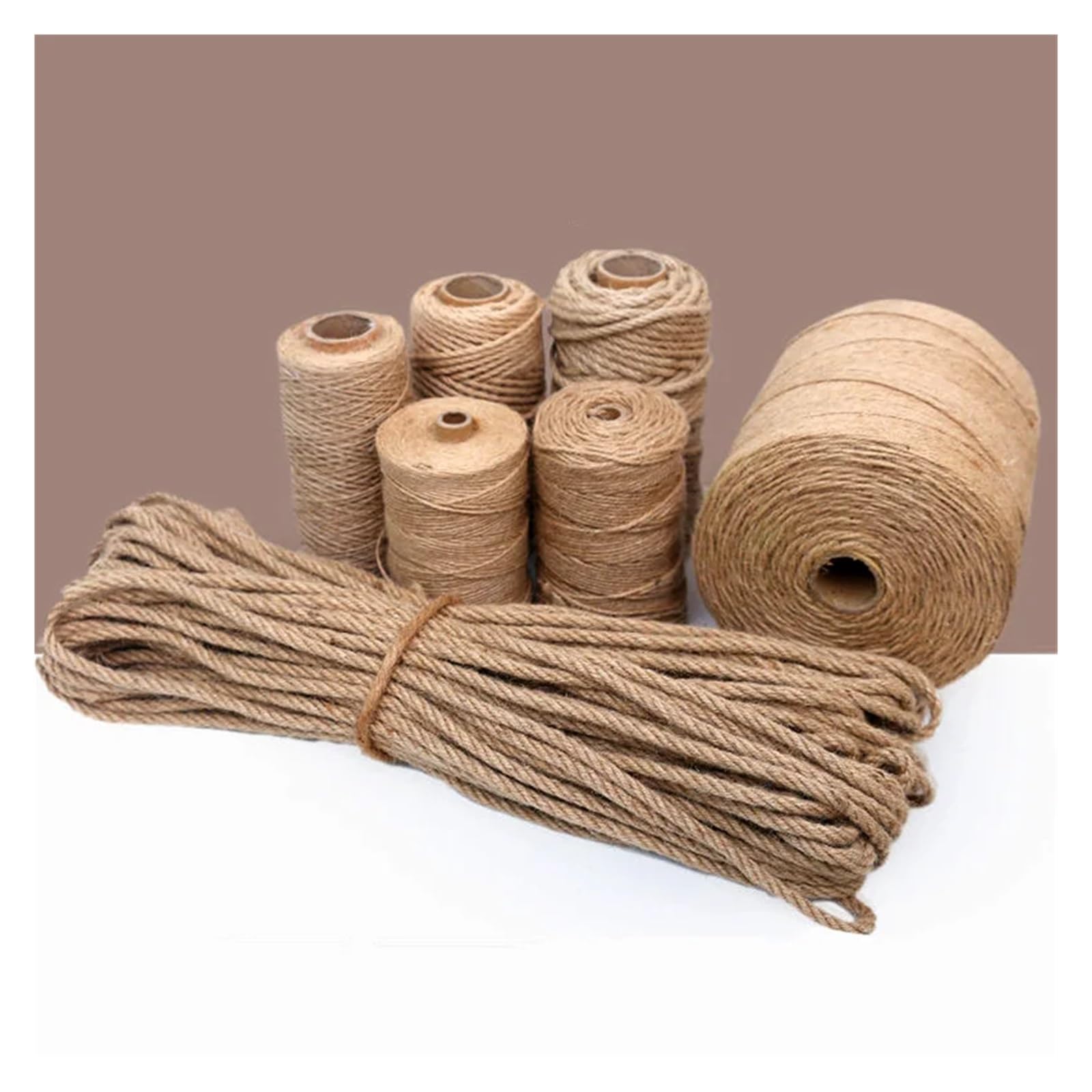 Deze diy hebben jullie vast eerder gezien 🙈 Een krans maken van een metalen ring & jute lint. Rijg het lint aan de ring en maak er daarna een strik aan. Ik