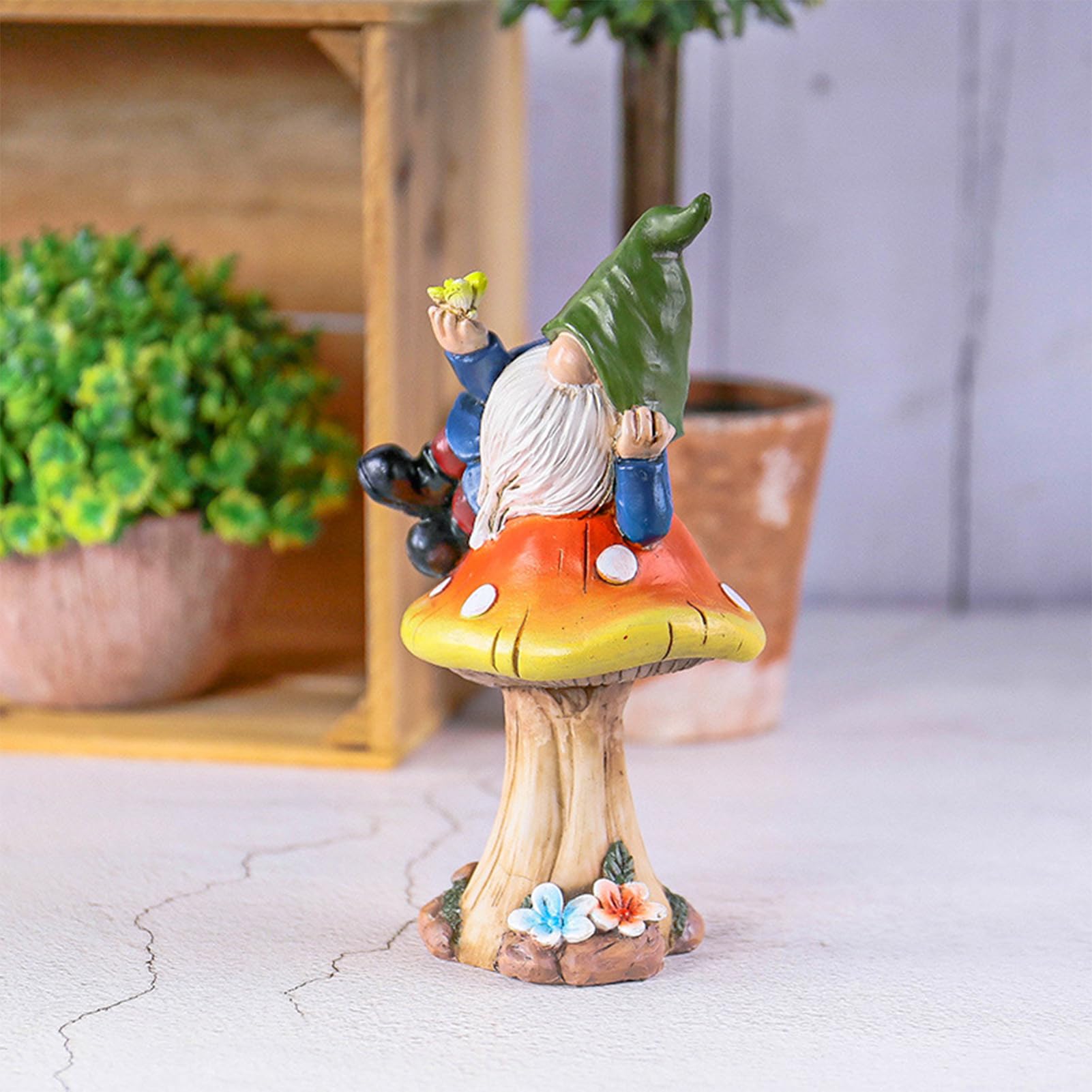 Figura decorativa de gnomo de jardín sobre hongo de resina sintética – Lindo cartel de bienvenida para casa y jardín, 10.5 * 8 * 17.5 cm – Decoración perfecta para amantes de los gnomos (hongo