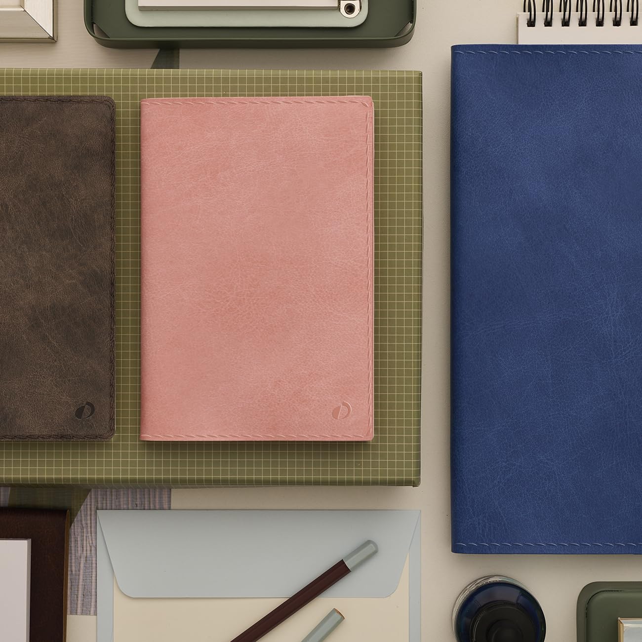Quo Vadis 024383Q Agenda PRENOTE Lingua italiana Anno 2027 Colore Cioccolato Formato A4 21x29,7 cm Settimanale 13 Mesi Dicembre-Dicembre Carta Bianca con rubrica Copertina Amovibile Sintetico Bergame