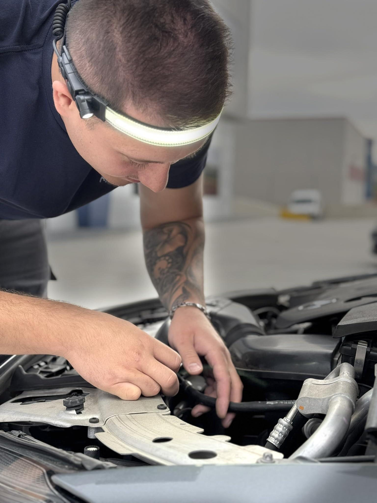 Ryme Automotive Lámpara Frontal LED 500 Lúmenes – Sensor de Movimiento, Carga USB-C, IP54, Luz Principal COB + Luz Puntero 200Lm, Ajustable y Ergonómica para Trabajo, Inspección y Deportes