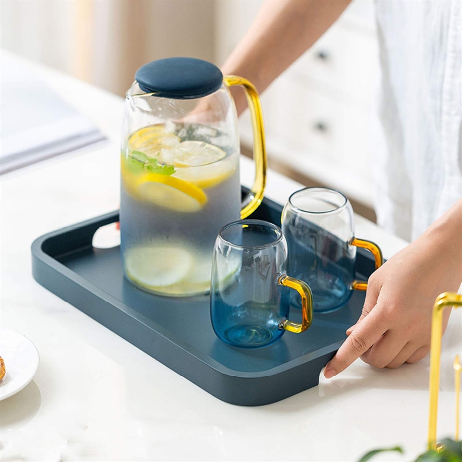 Plateau de service moderne en bambou avec poignées pour dîner, thé, petit déjeuner ou bar, décoration élégante et fonctionnelle pour toutes les occasions