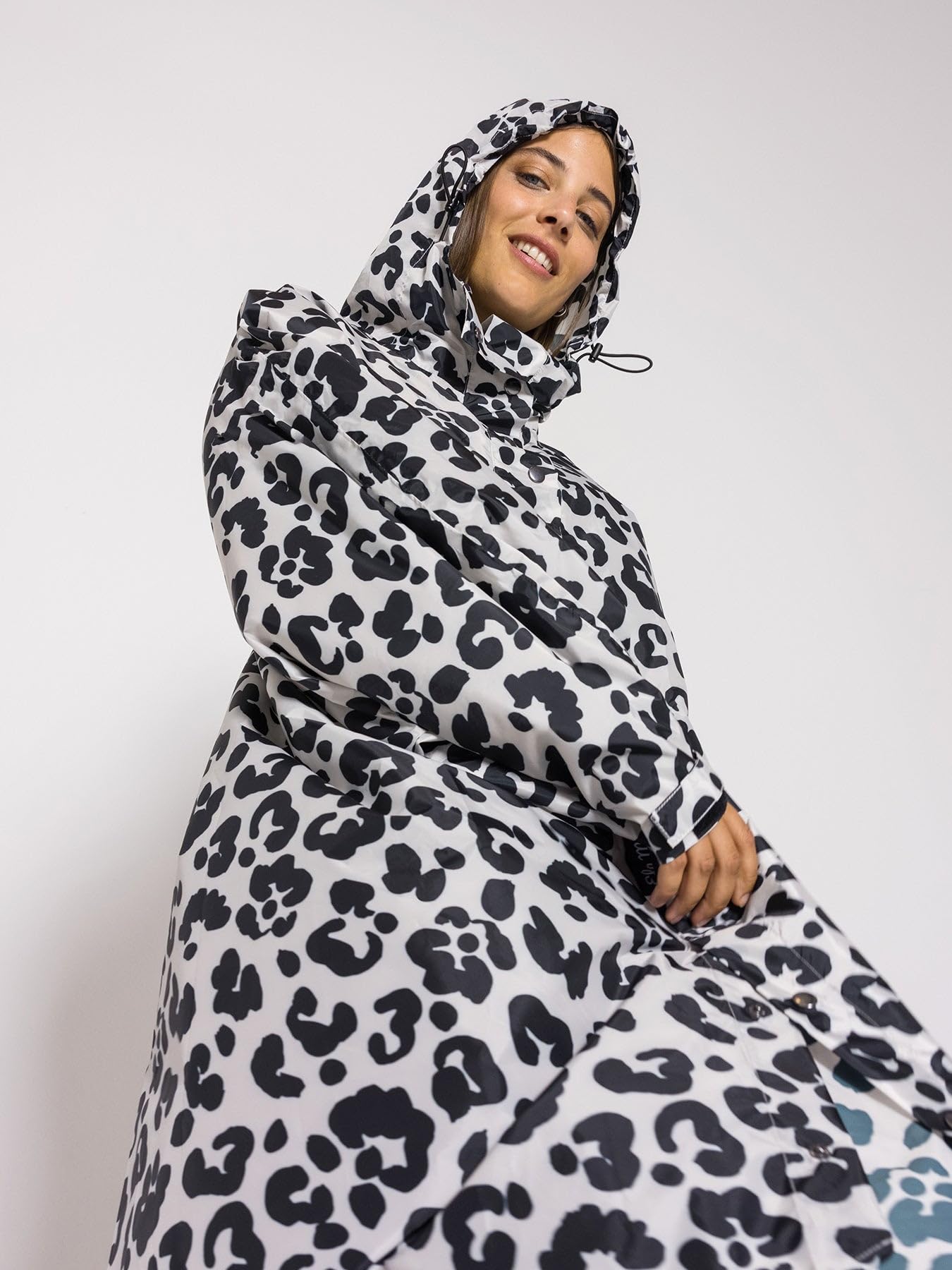 Ela Mo® Regenponcho Damen [100% WASSERDICHT] - Atmungsaktiver Regencape mit Kapuze - Wetterfester Fahrrad Poncho - Leichter Regenschutz für Outdoor, Wandern, Festival & Alltag