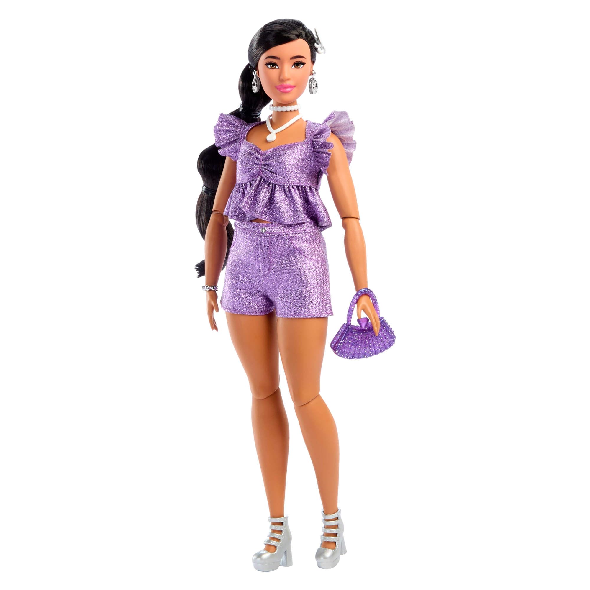 Barbie - Deluxe Style n. 8, bambola con top viola metallizzato e shorts scintillanti, capelli neri con treccia e accessori come gioielli e borsa inclusi, giocattolo per bambini, 4+ anni, JFP43