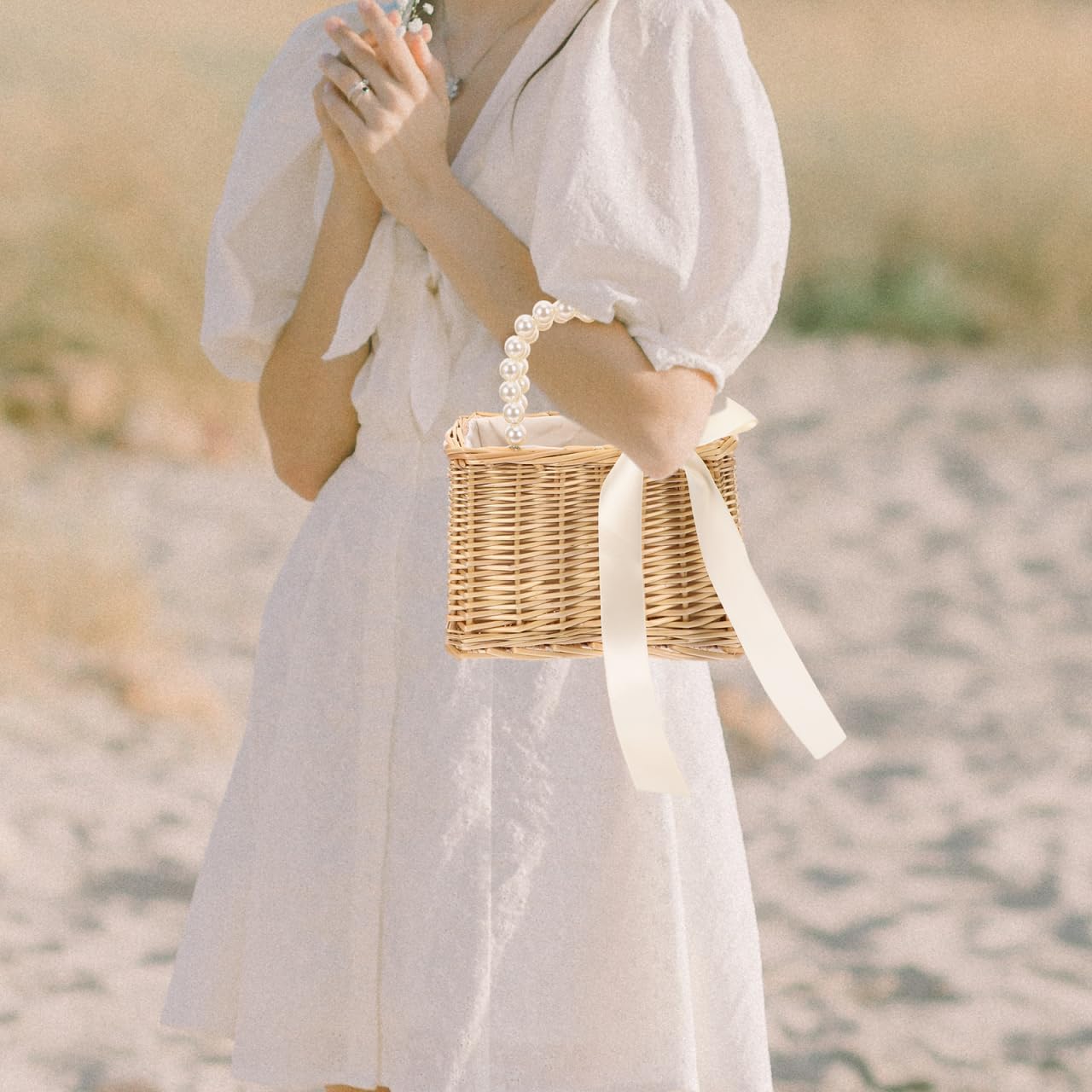 1Pc Straw Beach Handbag Pearl Basket Purse Hand-Woven Wicker Bag Rattan Tote Shoulder Summer Purse with Peral Decor Cute Elegant Waterproof for Women Vacation