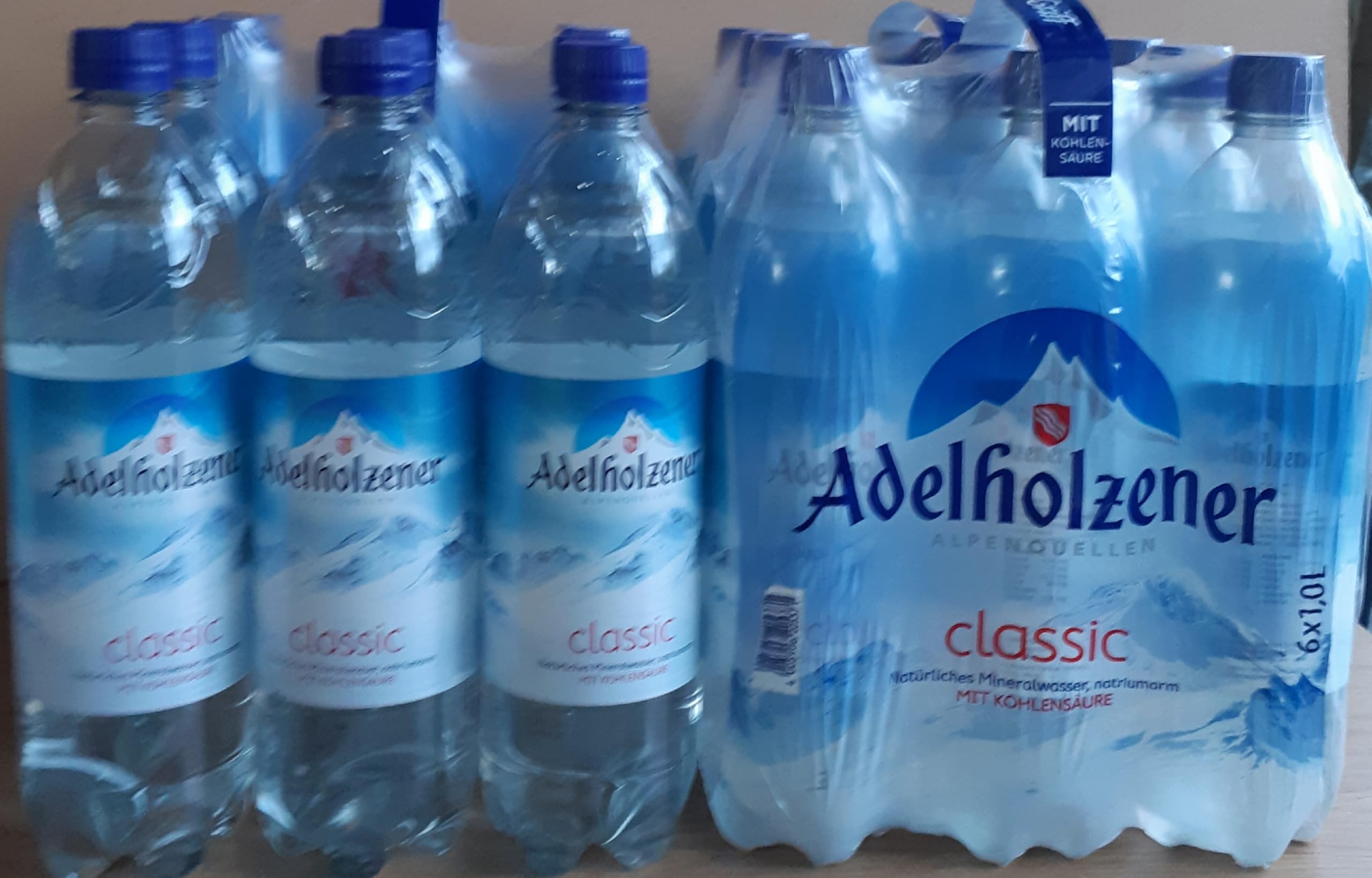 Adelholzener Classic Mineralwasser mit Kohlensäure, 24 x 1 Liter Flaschen, Natürliches Mineralwasser inkl. Einwegpfanfd