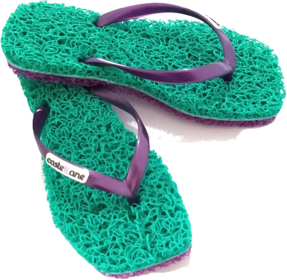 Chinelo Square Confort indicado para pessoas que sofrem com Esporão de Calcâneo, Fascite Plantar, Hiperidrose Plantar e Neuroma de Morton, Massageador para os pés, sensação de estar pisando em um tapete leve e macio tornando seu caminhar mais confortável a cada passo.