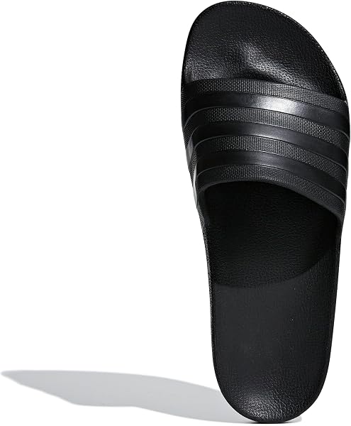 Detalle de la suela de las chanclas adidas Adilette Aqua, mostrando su patrón y material.