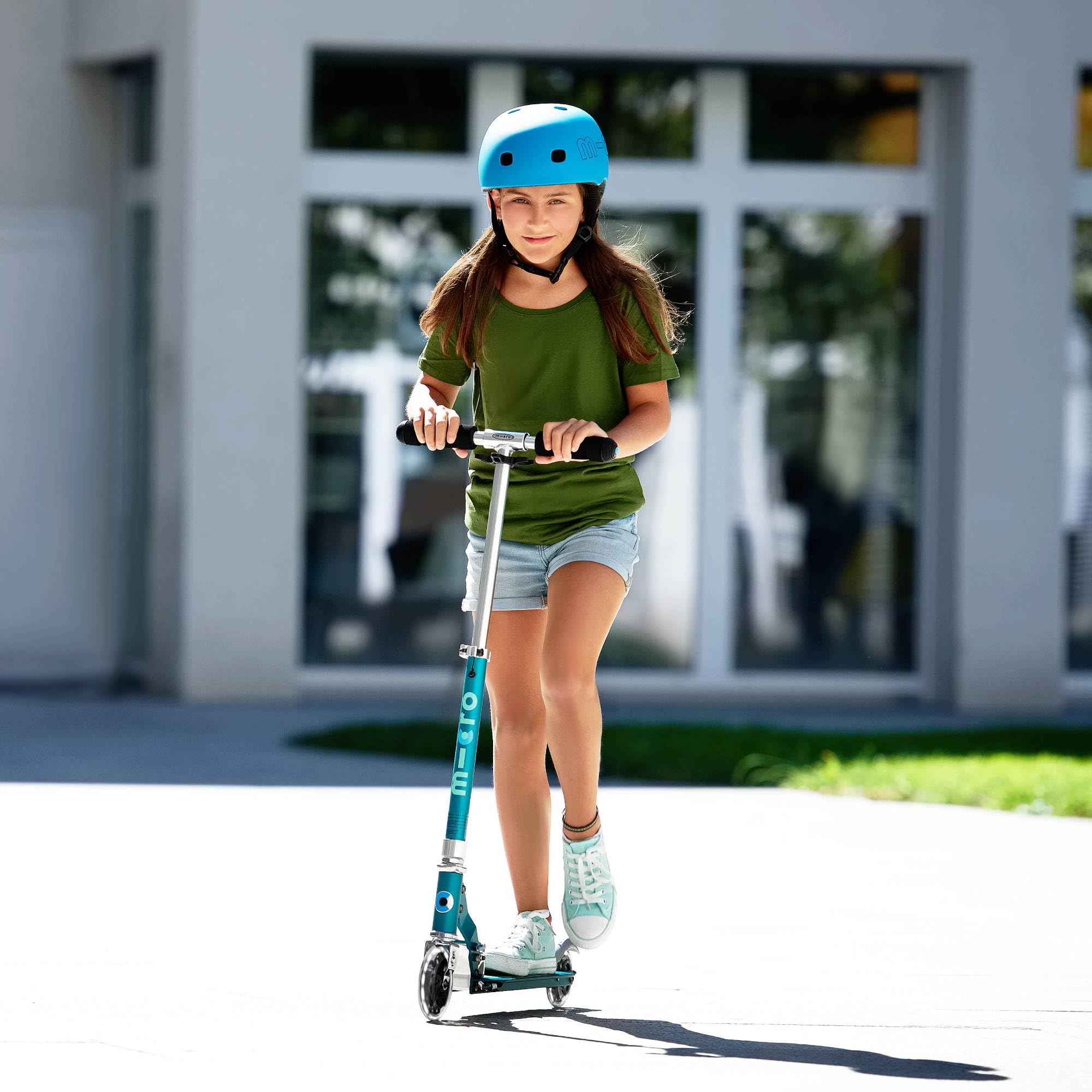 Micro® | Casco Infantil para Patinete o Bicicleta | Luz Trasera de Seguridad 3 Posiciones | Ultraligero 250 Gramos | Cierre Magnético | Niños y Niñas