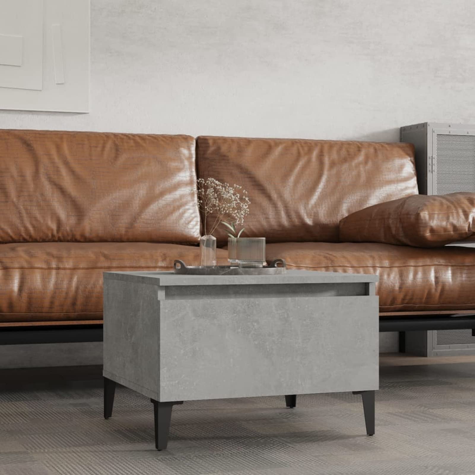 Table basse gris ciment compacte pour optimiser l'espace des petits salons