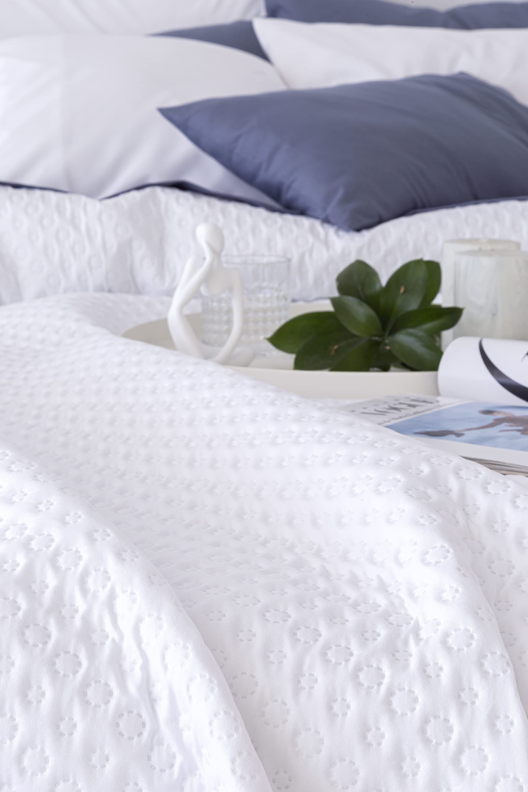 Todocama Couvre-lit Fin avec Motif piqué pour Printemps, été, Automne, Hiver - 100% Microfibre Extra Douce - Housse de Couette Multifonction pour lit de 120/135 cm - 230 x 260 cm - Blanc