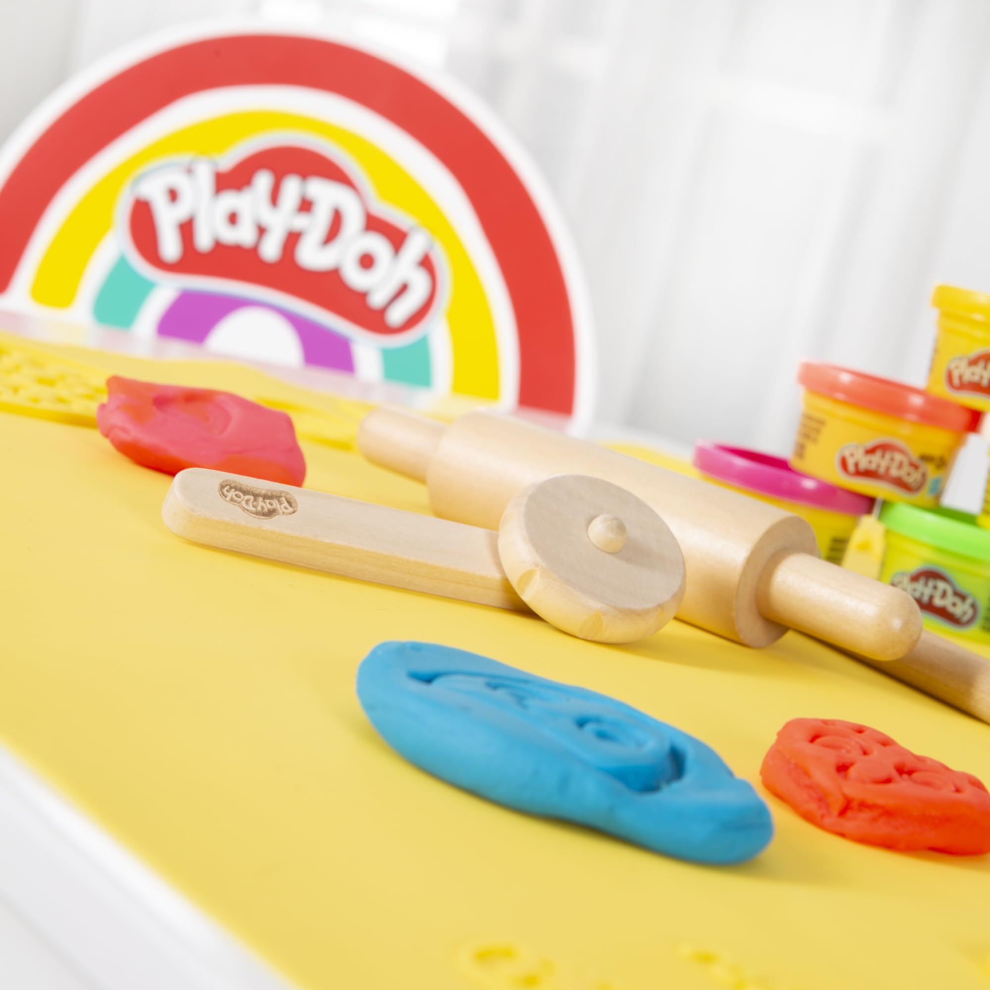 roba x Play-Doh Escritorio Escolar - Herramientas de Madera certificada por el FSC, Alfombra Creativa, 6 latas de plastilina, Delantal y Silla - Escritorio para Pintar, Manualidades y Jugar