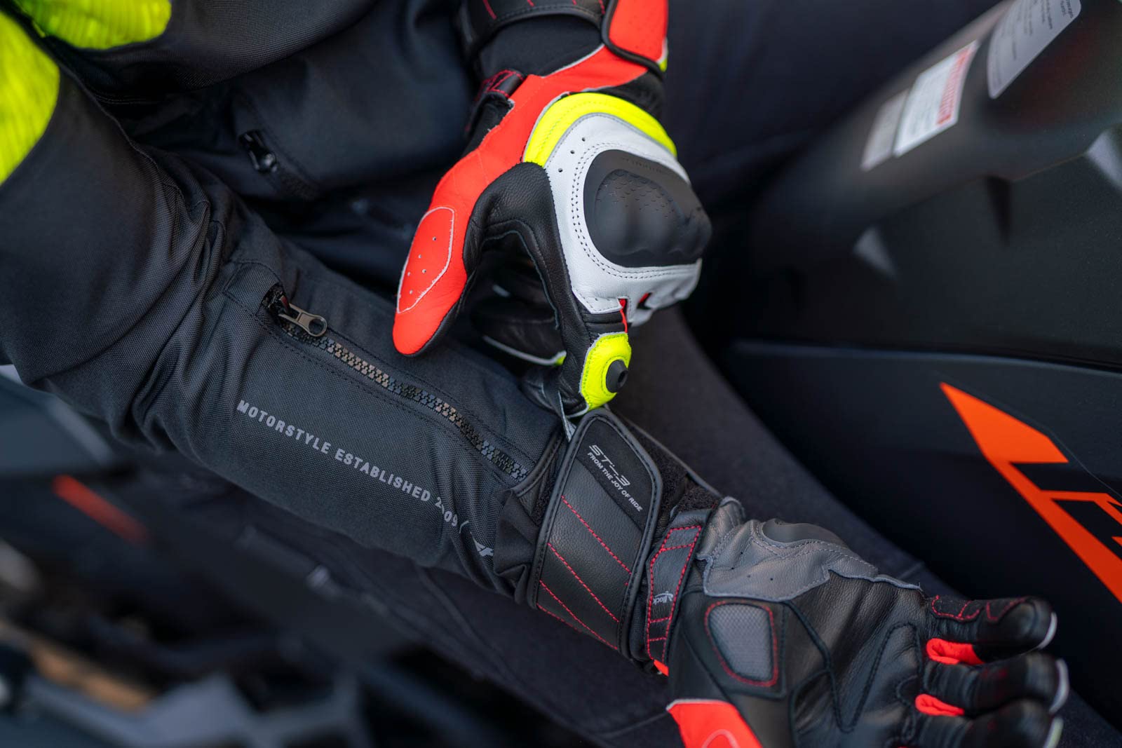 SHIMA St-3 Gants Moto Homme | Gants Touchscreen, D'été, Sport et Cuir avec Protecteur de Jointure en Carbone, Glissières Mains et Doigts, Paume Renforcée (Blanc/Rouge, 3XL)