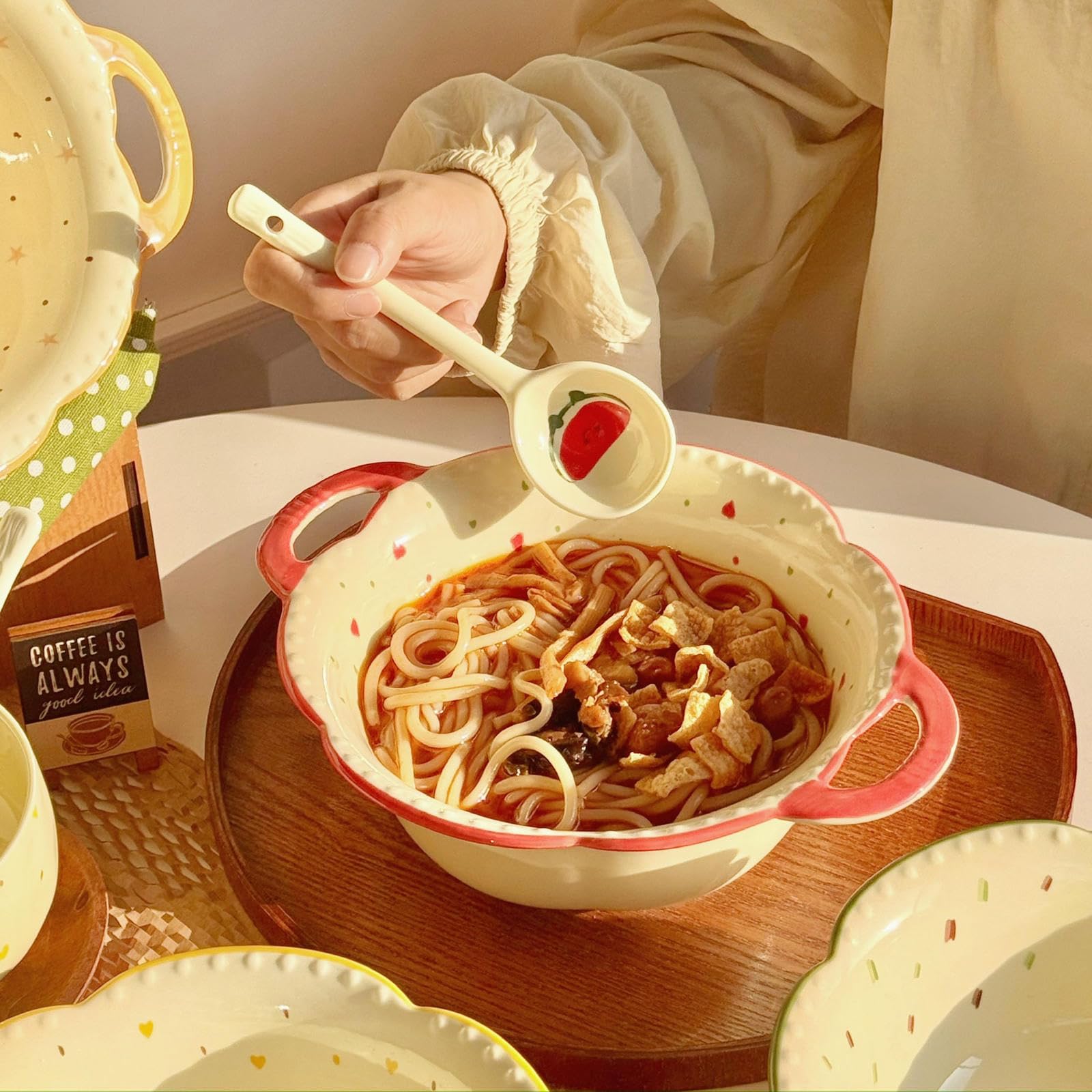 Los bonitos cuencos redondos de cerámica bajo vidriado son frescos y encantadores para uso doméstico, cuencos de sopa grandes de 8.5 pulgadas con orejas.