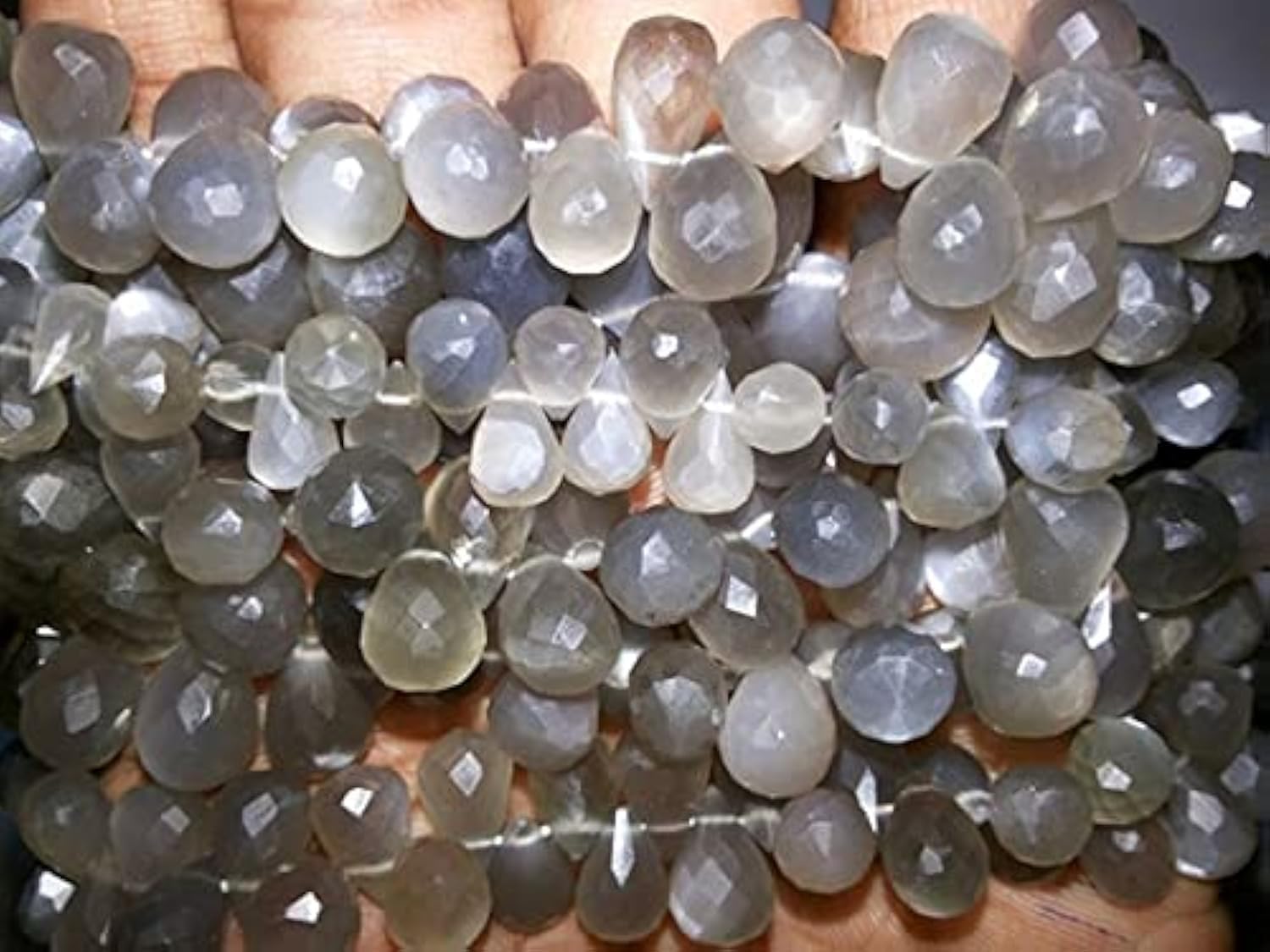 Pierre de lune grise en gouttes briolettes facettées au reflet éclatant pour créer des bijoux