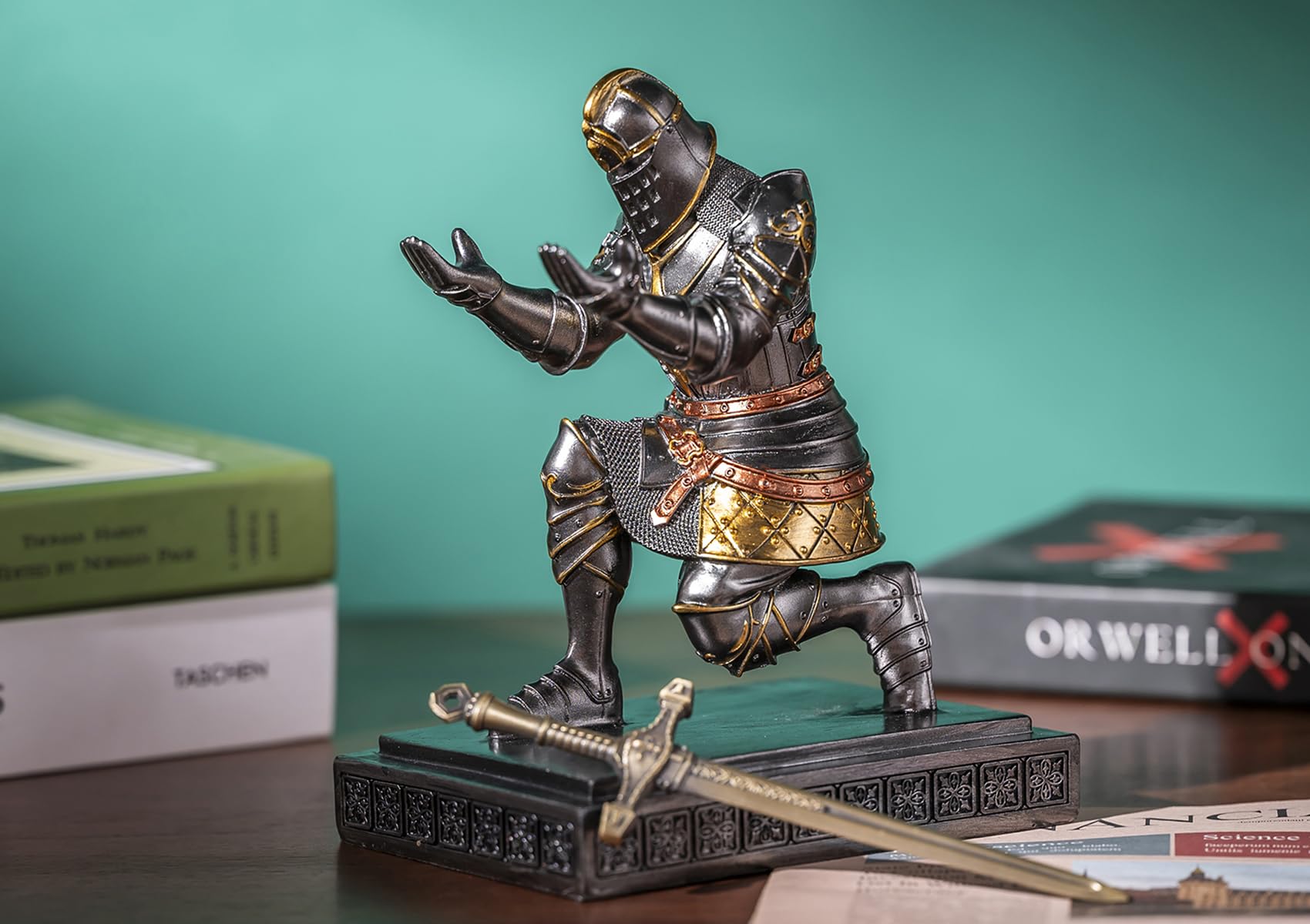Königlicher Wache Ritter Stifthalter Stiftständer Schreibtisch-Organizer und Zubehör Harz-Bleistifthalter als Geschenk mit einem schönen Brieföffner für Büro- und Heim-Schreibtisch-Organizer