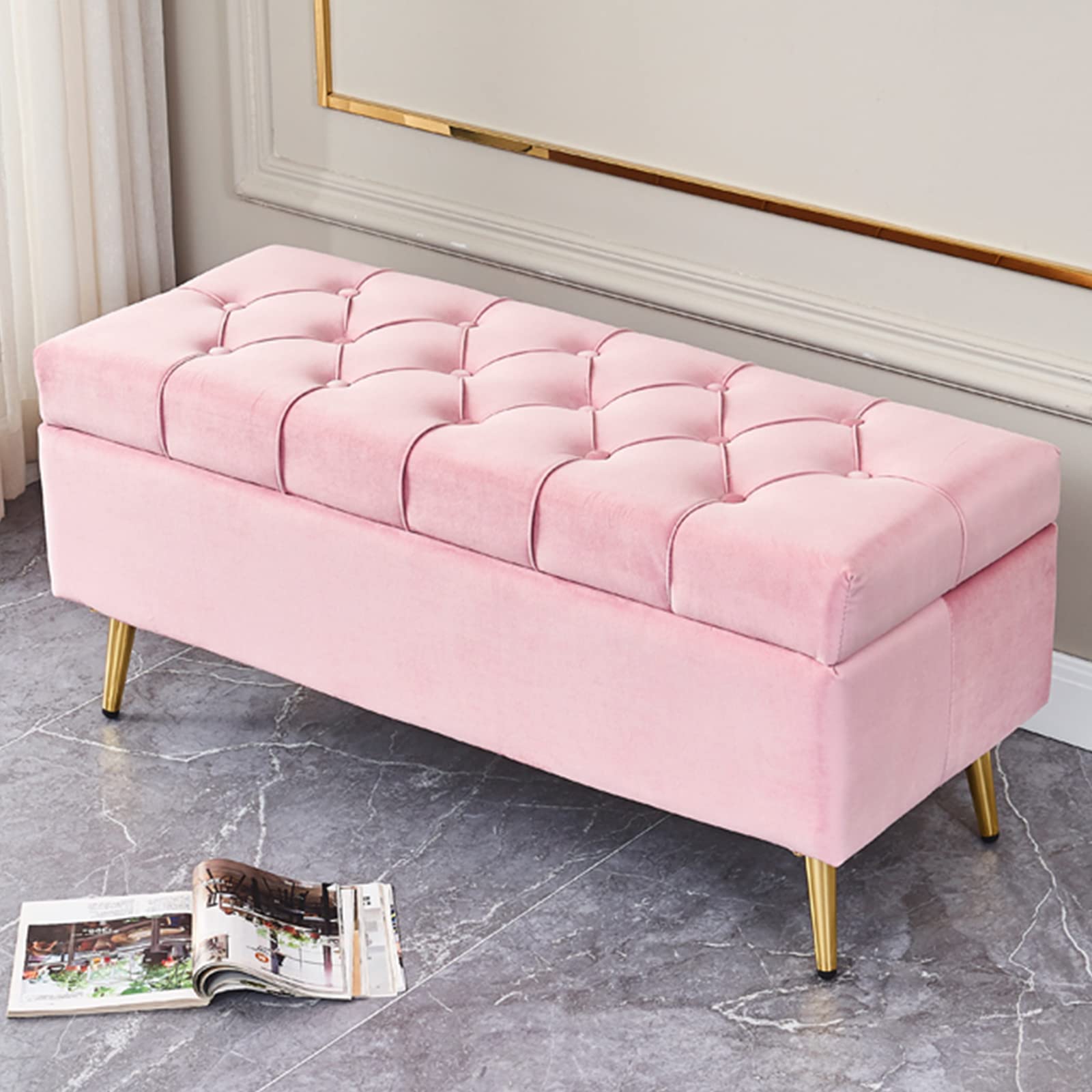 Tabouret en velours rose avec rangement pour optimiser une chambre à coucher