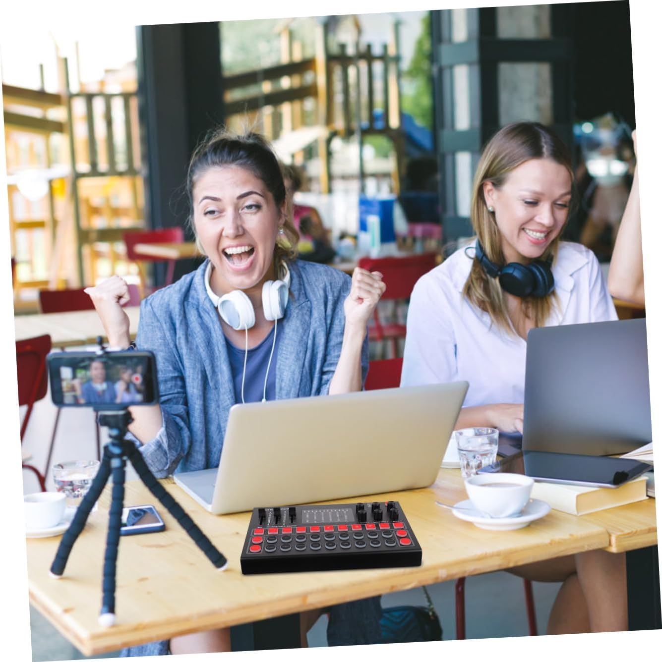 NUOBESTY Portable Voice Changer Sound Card with Built Dsp Noise Reduction Audio Mixer for Streaming Karaoke Podcast Compatible with Mobile and Computer Live Broadcasting