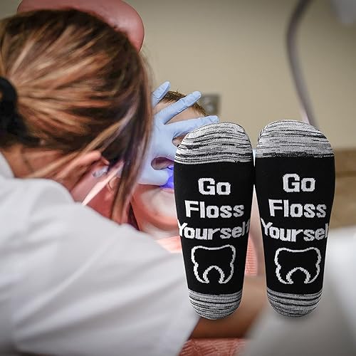 Miniatura 7 de LEVLO Divertidos regalos para dentistas dentales, calcetines con texto en inglés Go Floss Yourself, regalos para higienista dental, dentista y