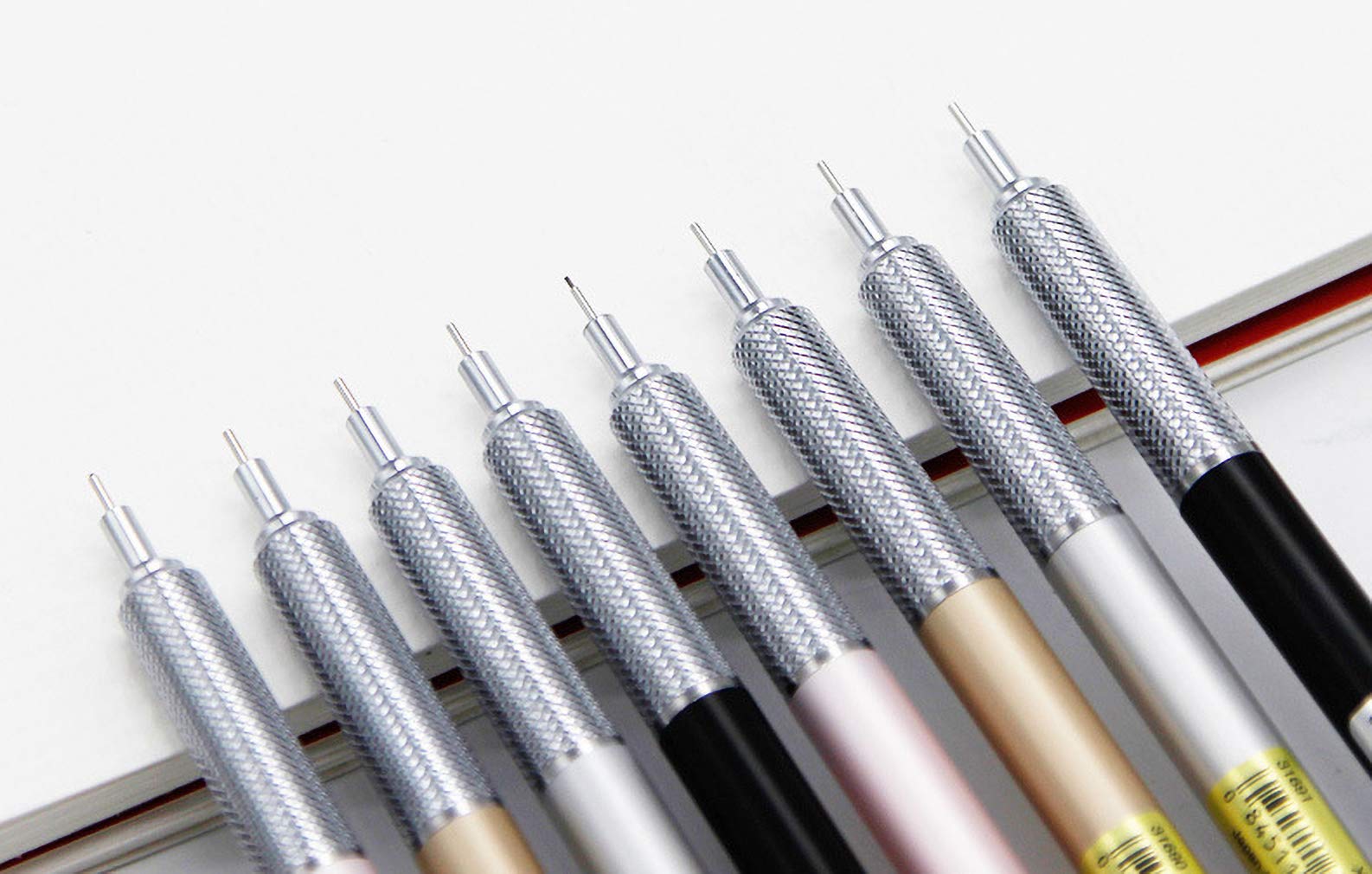jeden czarny automatyczny ołówek z metalowym prętem o grubości 0,3 mm