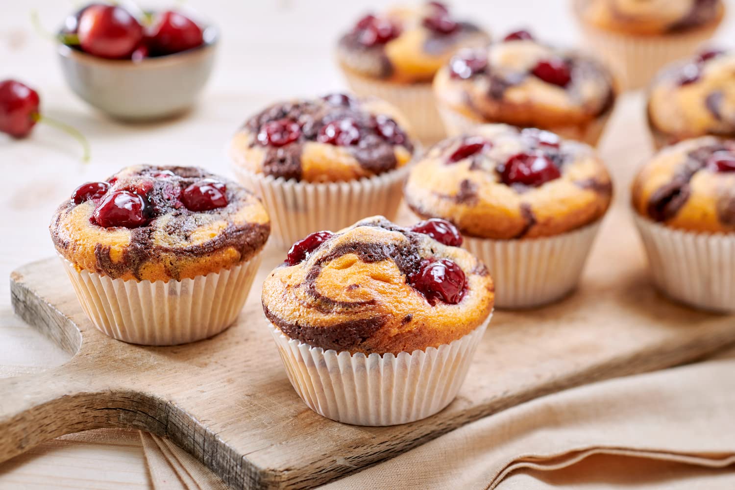 Dr. Oetker Marmor-Muffins, 8 x 320 g, Backmischung für hellen & dunklen Rührteig, zum Zubereiten von 12 individuell marmorierten Muffins, inkl. Papierbackförmchen