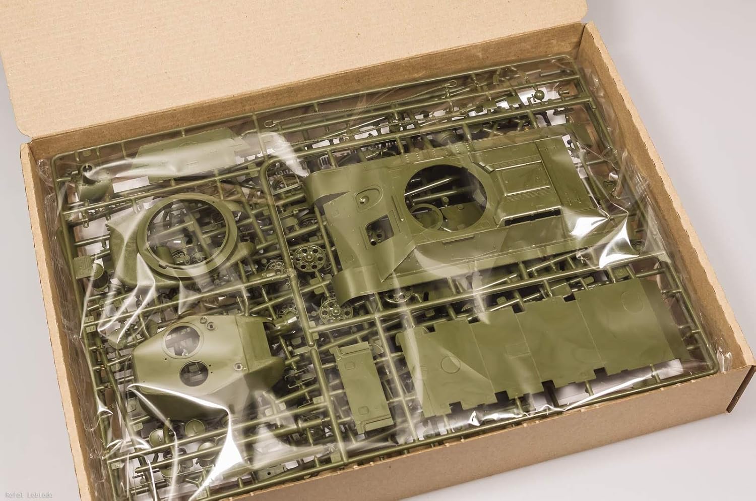 Zvezda 3687 - Soviet Medium Tank (mod. 1944) T-34/85 - Plastic Model Kit Scale 1/36 Lenght 23.9 cm / 9.5" 236 Details, Unpainted