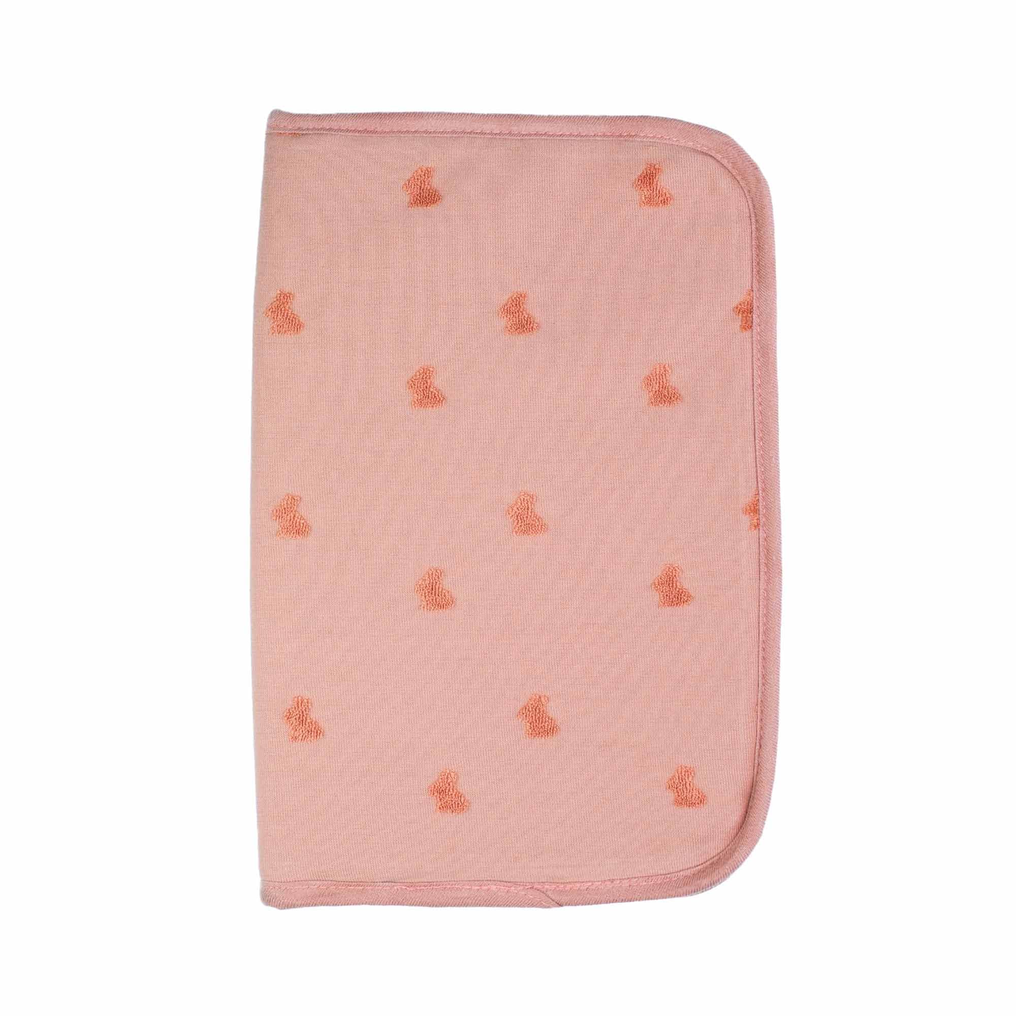 Trois Kilos Sept - Protège Carnet de Santé Bébé - Rabats et Fermeture Zippée - Jacquard Petit Lapin - Rose Terre de Sienne - 17,5x32 cm