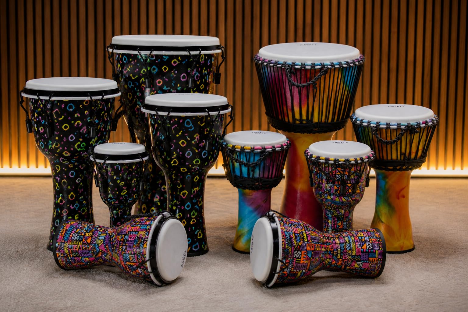 GEWA Liberty Djembé accordatura meccanica (ganci di tensione) - Diametro: 8" (20,3 cm) - Altezza: 16,5" (41,2 cm) - Numero di tiranti: 4 - Motivo: Crazy Neon