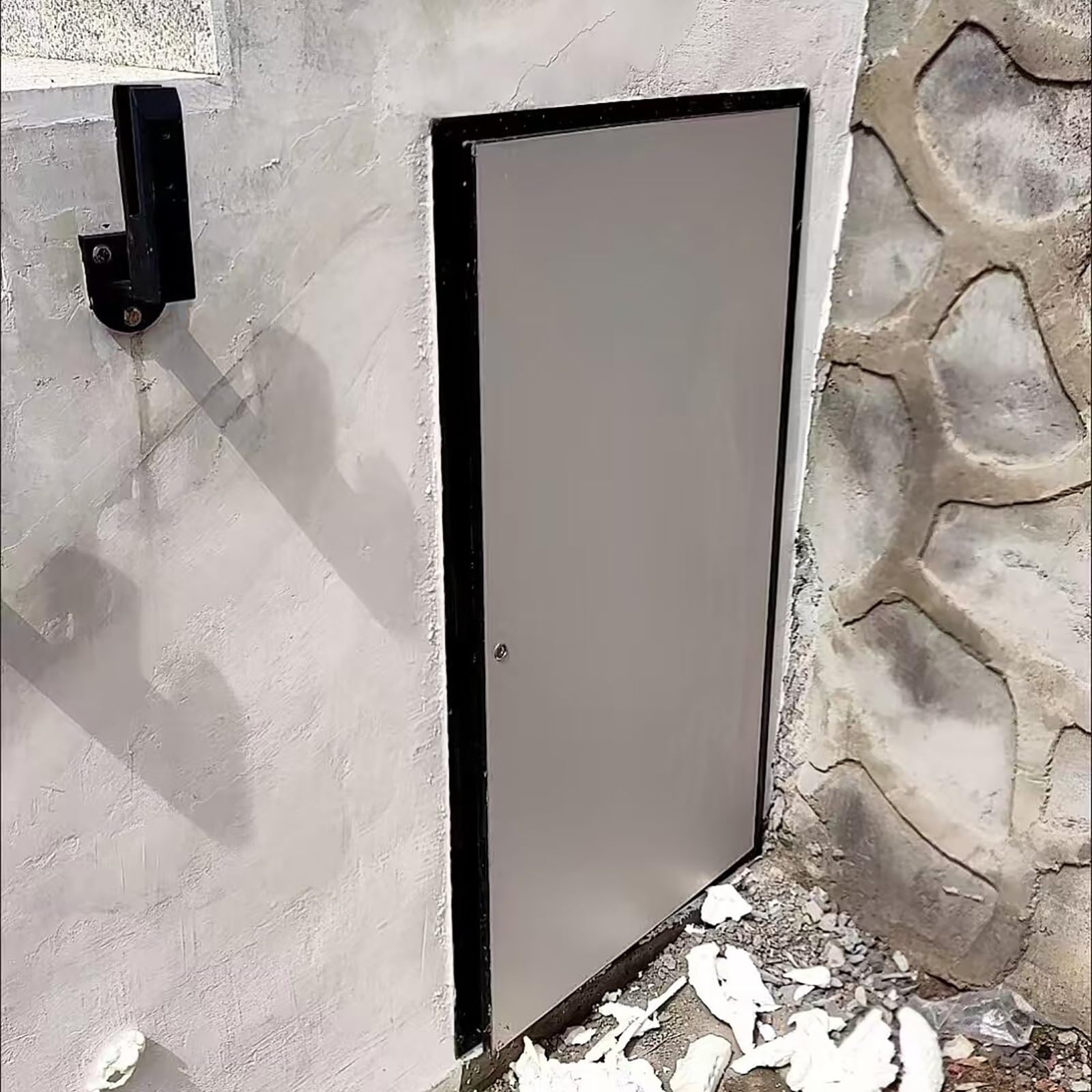 Trappe de visite aluminium pour masquer les câbles de votre salon