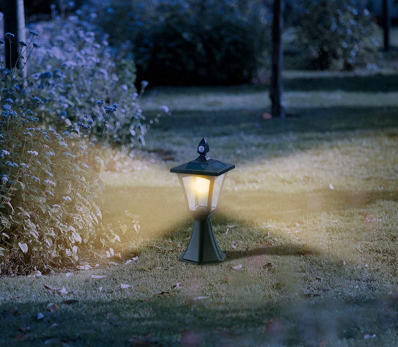 Royal Gardineer Gartenlampe: Solar-LED-Stand- & Wandlaterne, PIR-Sensor, Dämmerungssensor, 300 lm (Solarlaterne mit Dämmerungssensor, Sockel-Laterne, Panel)