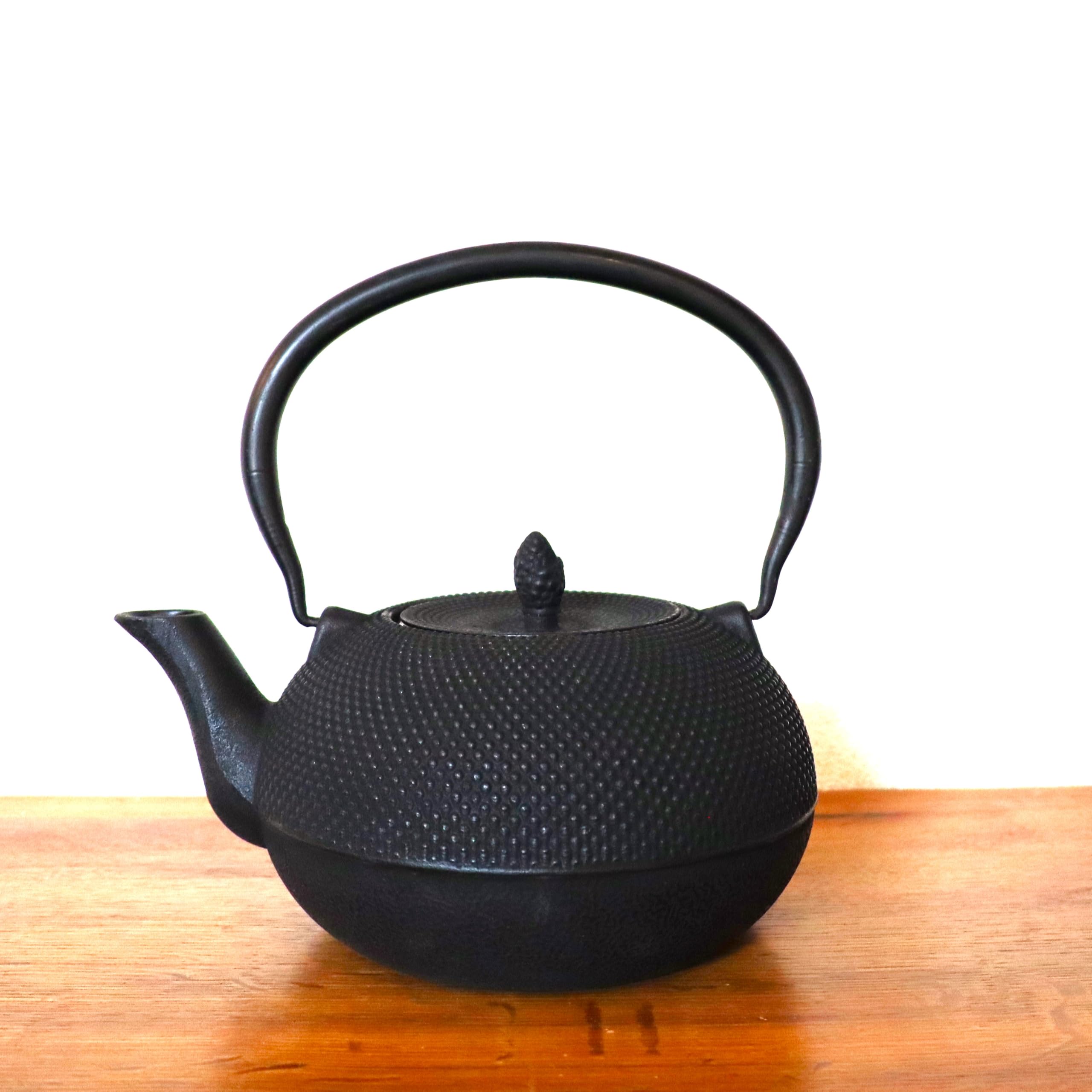 Palatina Werkstatt®, grande teiera giapponese in ghisa, lavorata a mano, lavorazione di alta qualità, colore nero/oro, 1,8 litri