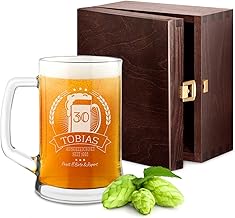 Maverton Bierkrug mit Gravur - Personalisierte Geschenke für Männer - 500 ml - zu Weihnachten - Geburtstagsgeschenk für Männer - Bierglas Papa - Geschenkidee für Bierfreunde - Prost!