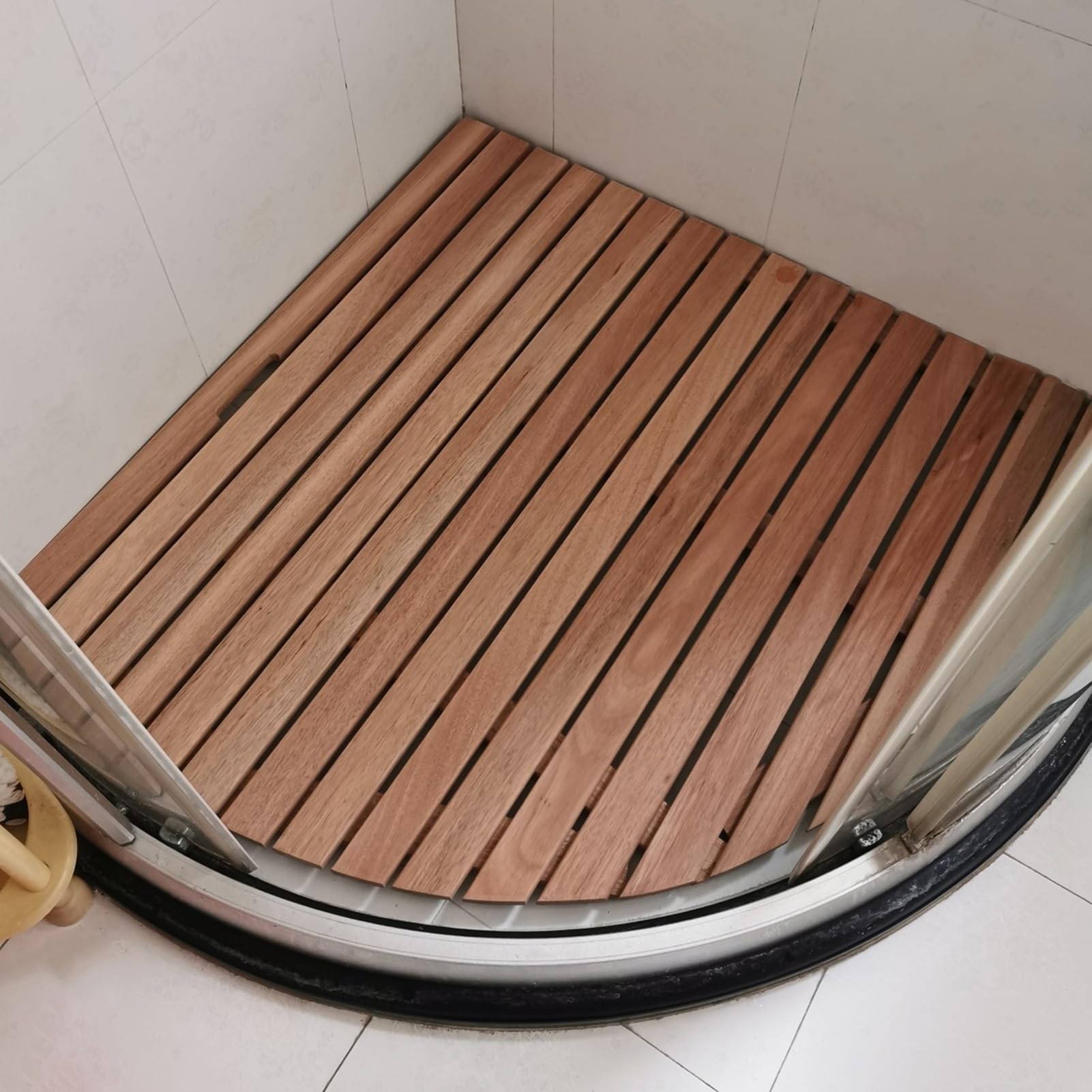 Alfombrilla de baño de madera que evita caídas y acumulación de agua gracias al drenaje de 90x90