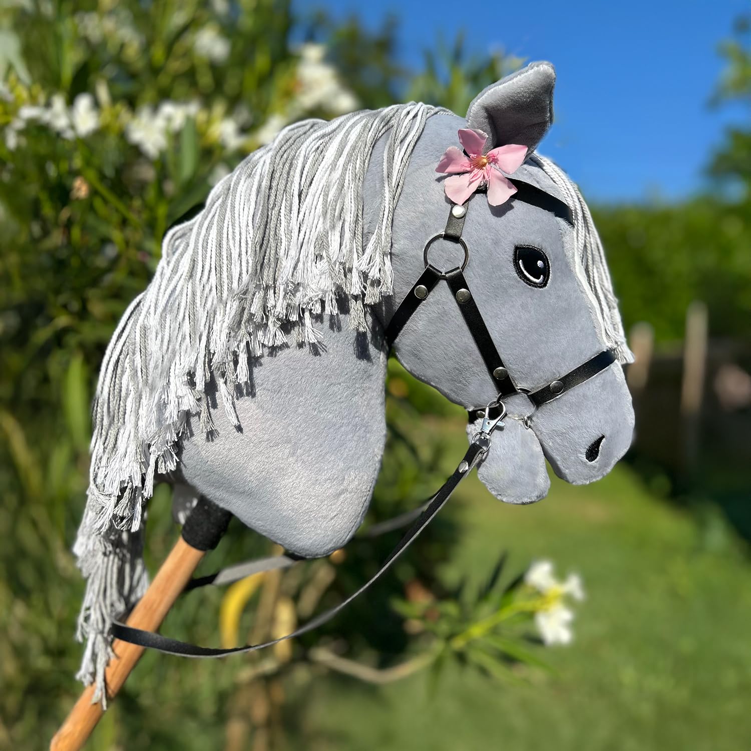 Hobby Horse Grigio A3, cavallo bastone completo di rete, morso, redini e cuffia anti-insetti blu. Testa di cavallo bastone per Hobby Horsing bambini e adolescenti