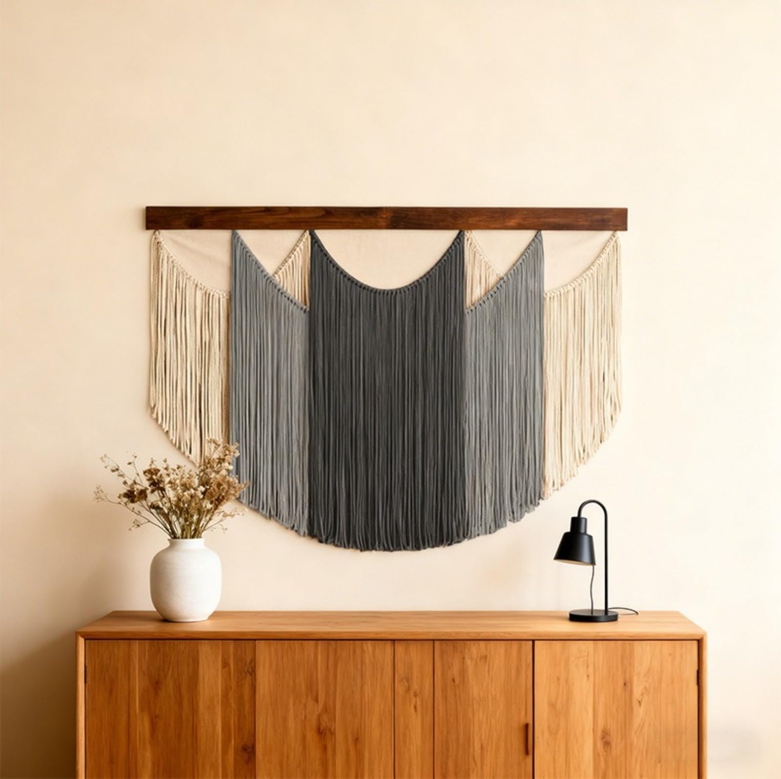 Großes Makramee Wandbehang 120 x 85 cm | Boho Wanddekoration aus Naturbaumwolle mit Holzstange | Moderner Gewebter Wandteppich in Grau-Verlauf & Creme für Wohnzimmer, Schlafzimmer, Flur Dekoration