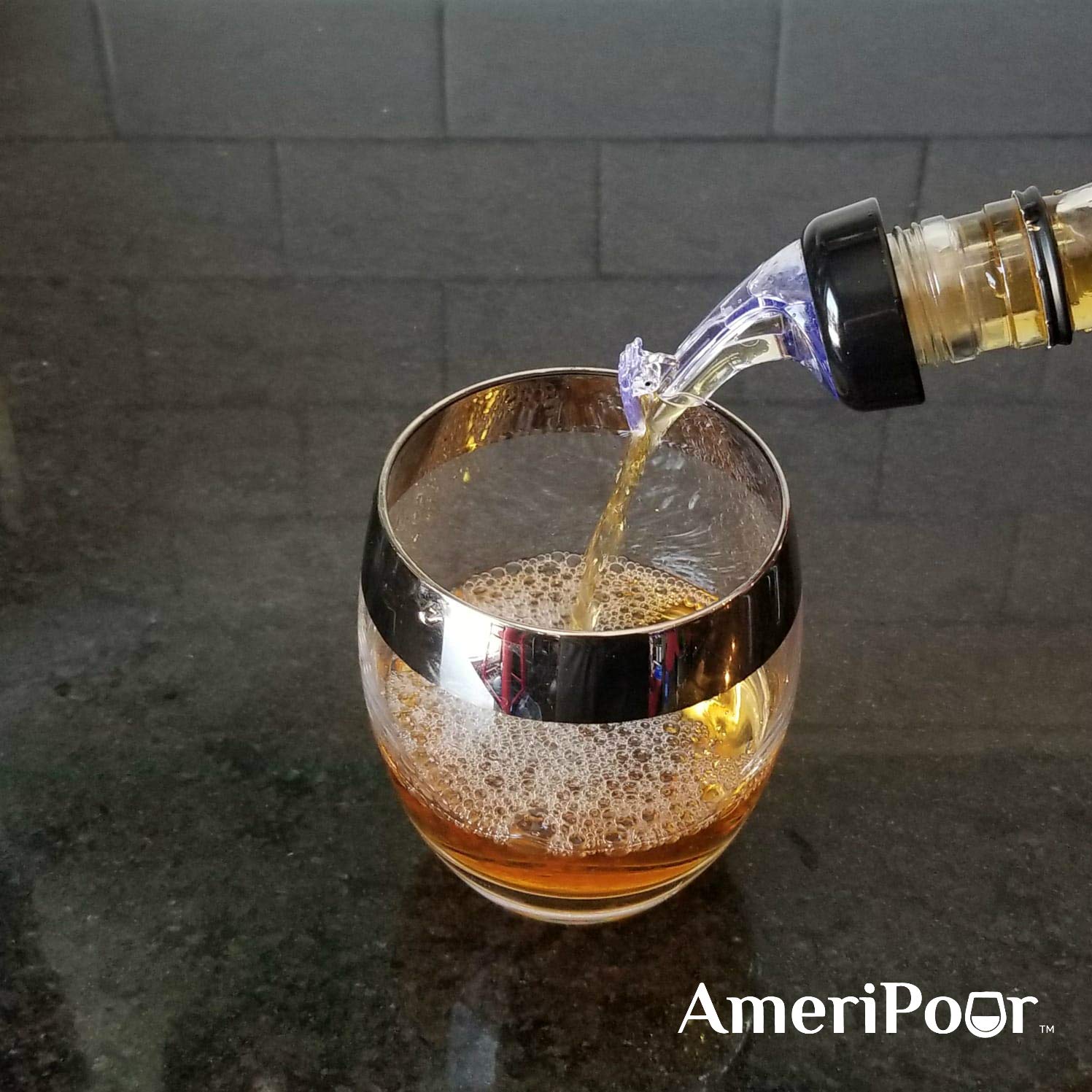 Vertedor medido, vertedor de botellas de licor, solapa con cuello – hecho 100% en EE. UU. Boquillas de barra que no se fugas, sin grietas. Una perfecta verter cada vez. Ideal para vino.
