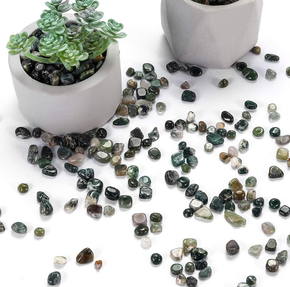 Bofanio 1.1 lb Grass Green Chips Stone Gravals Crushed Crystal Quartz Pieces Irregular Shaped Tumbled Stones Raw Gems Beads Filler Decorative Rocks for Vases Plants Crafts (500g/Bag)