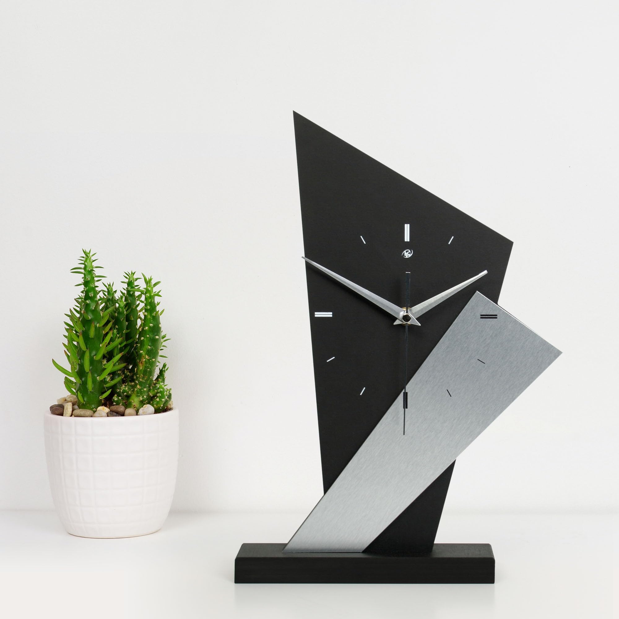 Kreative Feder Designer-Standuhr „Square“ aus Holz – Schwarze Tischuhr in modernem Look ohne Ticken (Silver Square, leises Funkuhrwerk)