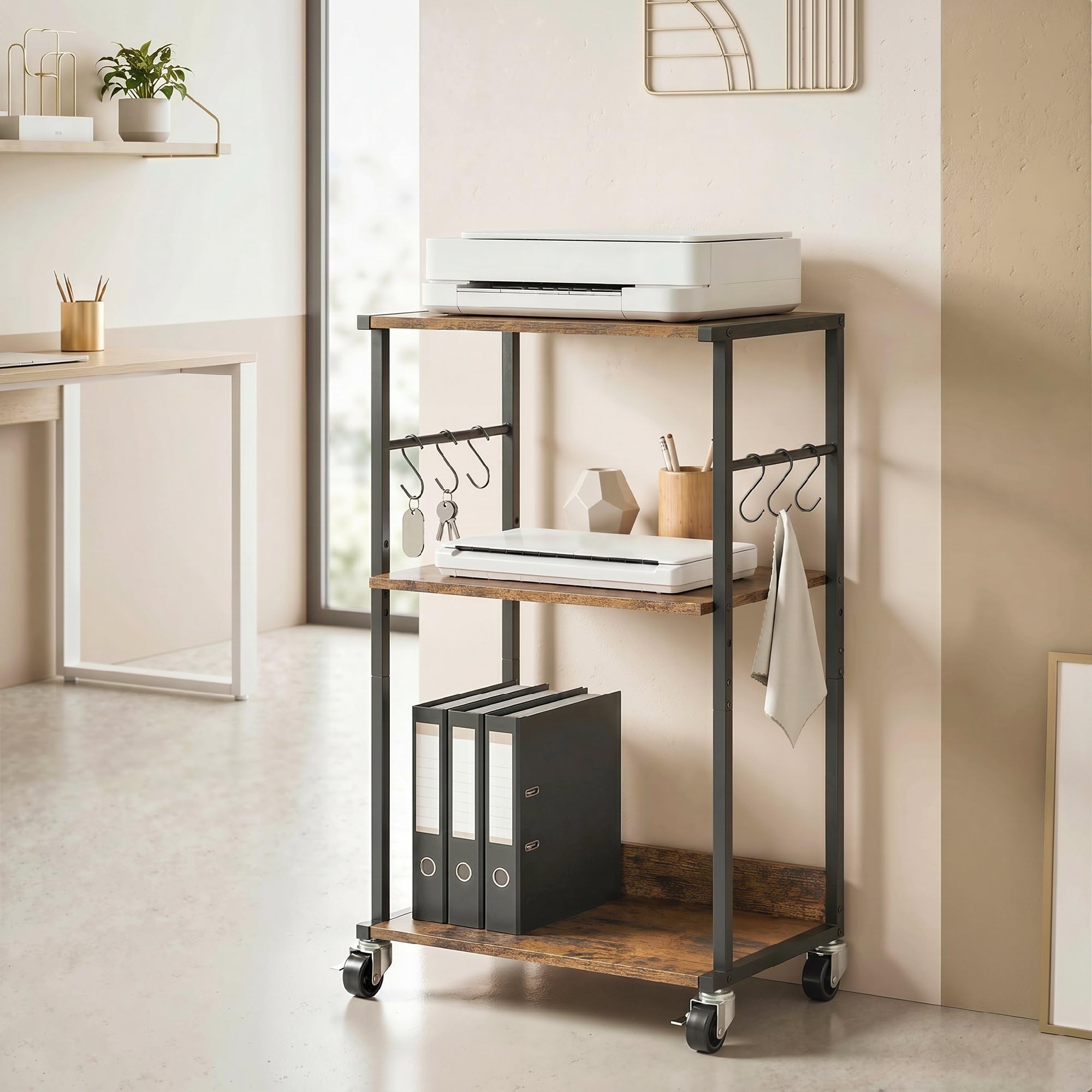 HOMCOM Carrello Porta Stampante a 3 Livelli, Supporto Stampante con Ruote con Freno e 6 Ganci, Salvaspazio in Metallo e Legno, per Casa, Studio, Ufficio, Industriale, 43x30x82cm, Marrone Rustico