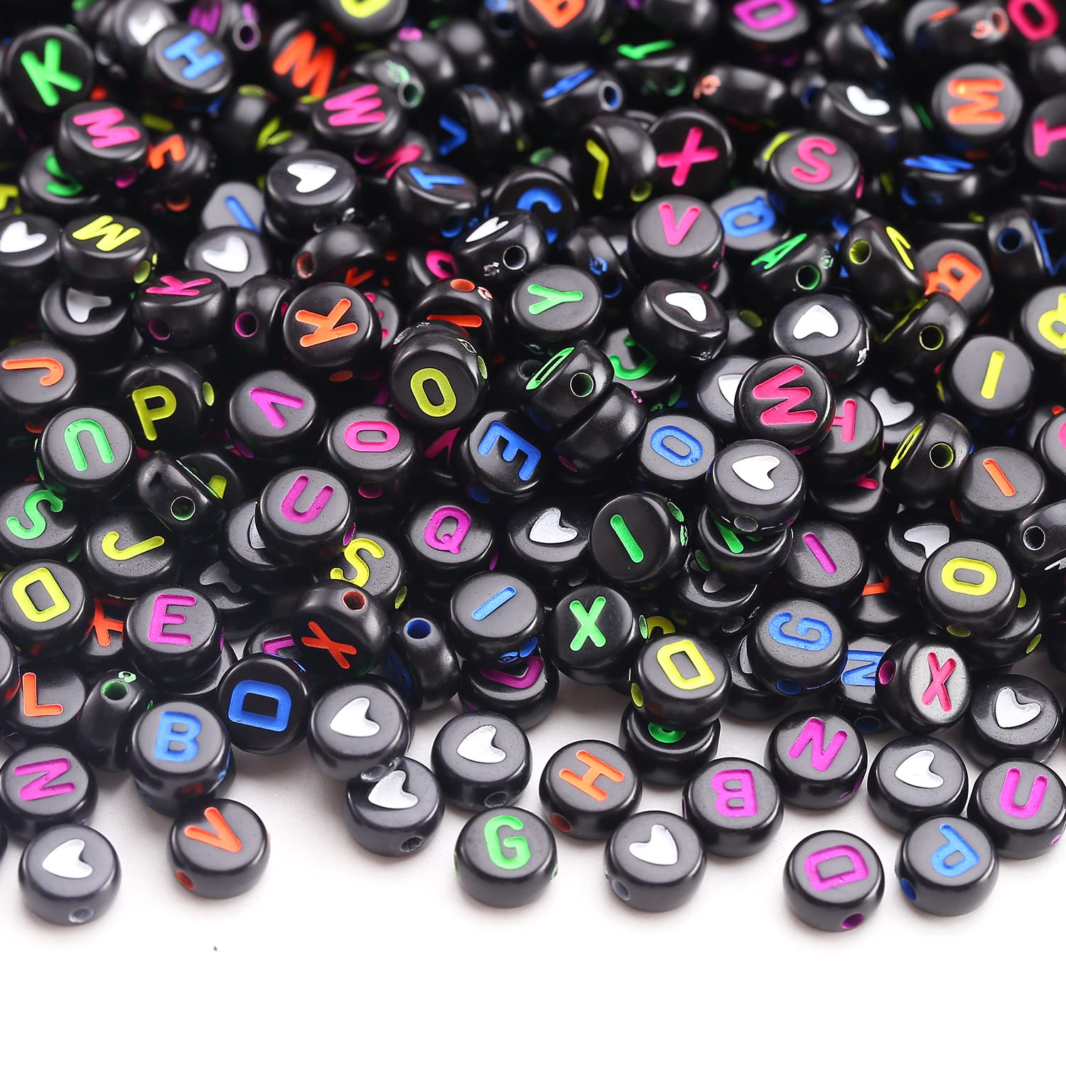 HERZWILD 1200 Stück Buchstabenperlen und Herzperlen Acryl Alphabet Buchstaben Perlen kreisförmig lose A-Z Perlen für Perlenherstellung Kunst Handwerk Weben DIY Armbänder(E)