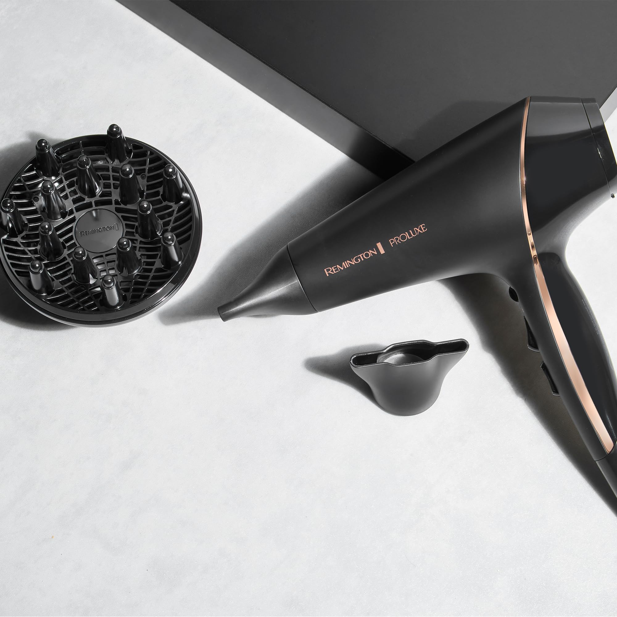 Remington Secador de Pelo Profesional PROluxe Midnight Edition - 2400 W, Iónico, Tecnología OPTIHeat, Sin Encrespamiento, Motor AC, Difusor y Concentrador, 3 Temperaturas, 2 Velocidades - AC9140B