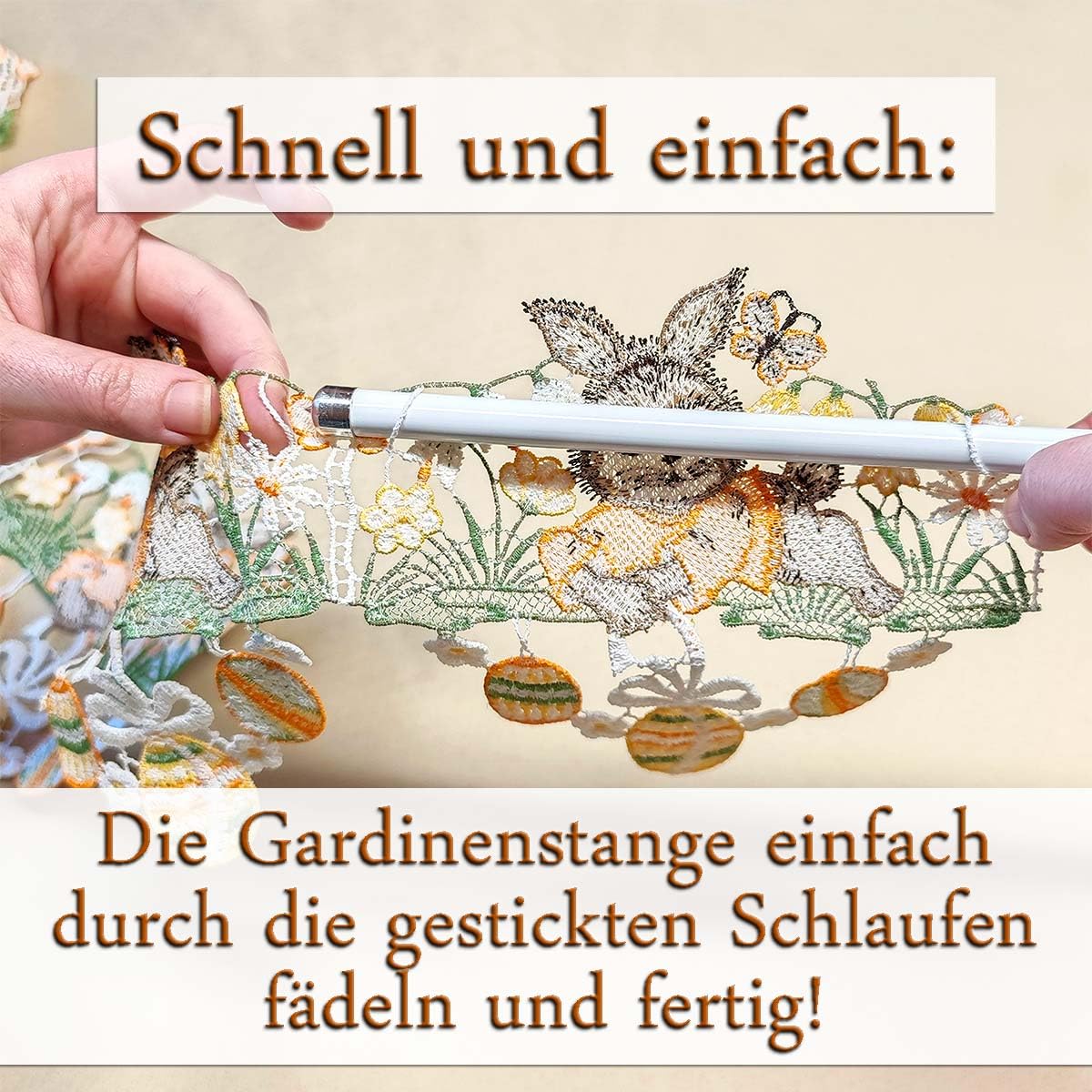 Mini-Scheibenhänger Osterwiese mit Hase Vogtländischer Spitze | Spitzengardine Oster-Motiv Häschen auf Blumenwiese | Feenhaus-Scheibengardine Osterwiese mit Schmetterling | Höhe x Breite 16 x 96 cm