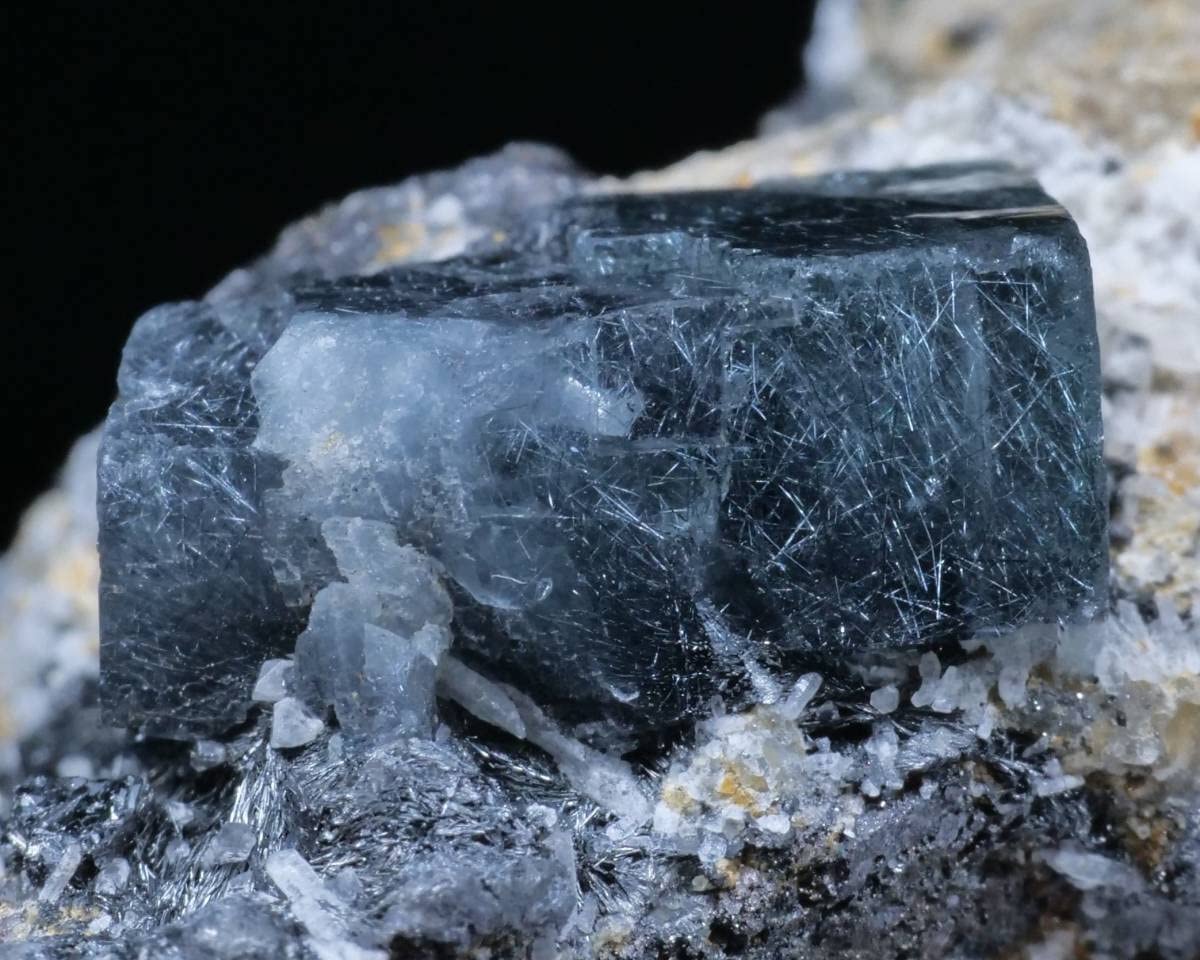 Amazon.co.jp: 鉱物 標本 輝蒼鉛鉱 蛍石 結晶 原石中国 内モンゴル